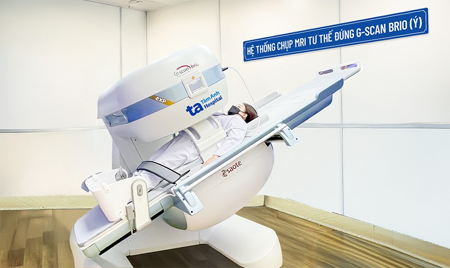 Máy chụp MRI G-scan Brio của Esaote (Ý) là hệ thống cộng hưởng từ chuyên dụng cơ xương khớp tiên tiến, nổi bật với khả năng xoay 90 độ, cho phép chụp ở cả tư thế nằm và đứng (chịu trọng lực). Thiết kế mở giúp chẩn đoán chính xác các bệnh cột sống, khớp gối, vai, hạn chế tối đa xảo ảnh và nỗi sợ không gian hẹp. Ảnh: BVĐK Tâm Anh