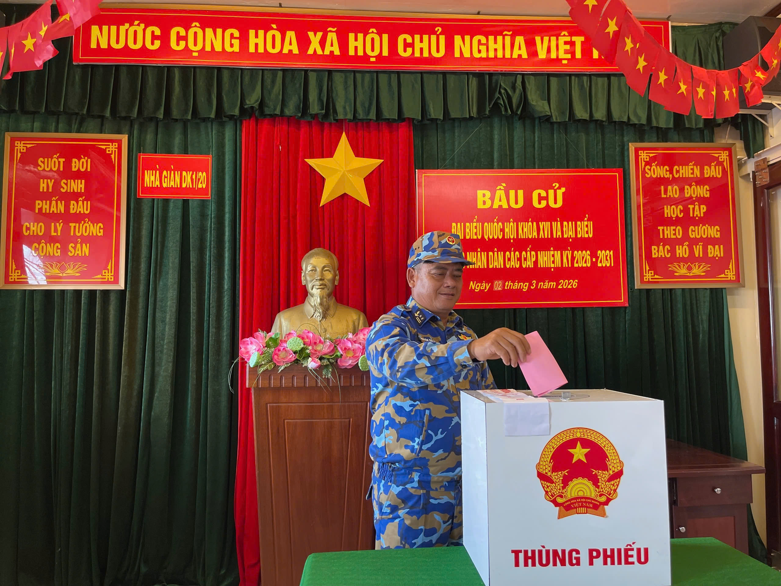 Hoàn thành bầu cử sớm giữa biển khơi, cách đất liền 580 km 4 Bầu cử Quốc hội: Hoàn thành bầu cử sớm nơi cách đất liền 580 km - Ảnh 7.