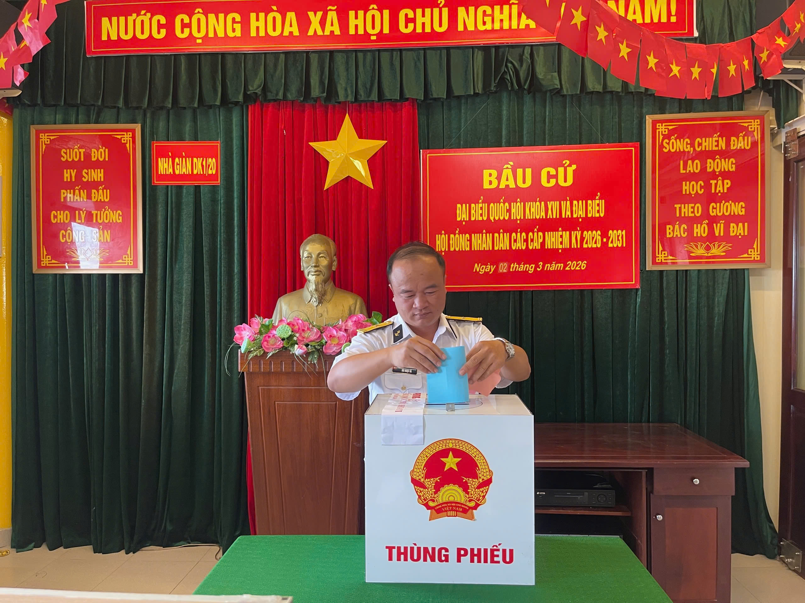 Hoàn thành bầu cử sớm giữa biển khơi, cách đất liền 580 km 5 Bầu cử Quốc hội: Hoàn thành bầu cử sớm nơi cách đất liền 580 km - Ảnh 8.