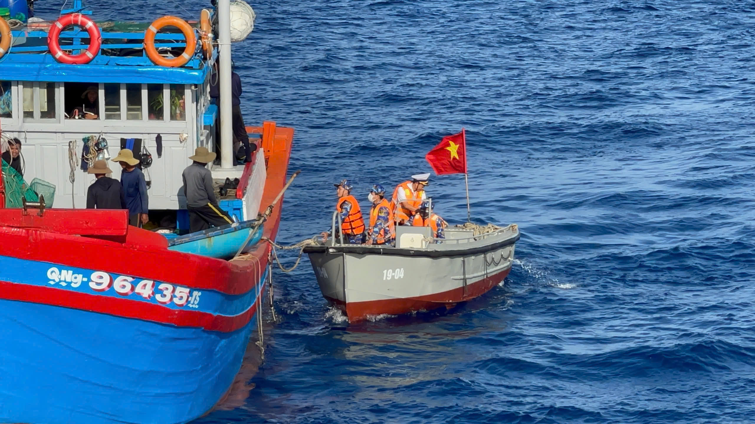 Hoàn thành bầu cử sớm giữa biển khơi, cách đất liền 580 km 6 Bầu cử Quốc hội: Hoàn thành bầu cử sớm nơi cách đất liền 580 km - Ảnh 9.