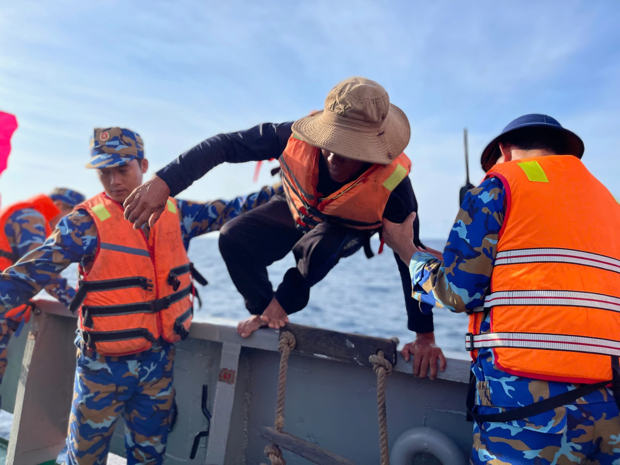 Hoàn thành bầu cử sớm giữa biển khơi, cách đất liền 580 km 7 Bầu cử Quốc hội: Hoàn thành bầu cử sớm nơi cách đất liền 580 km - Ảnh 10.