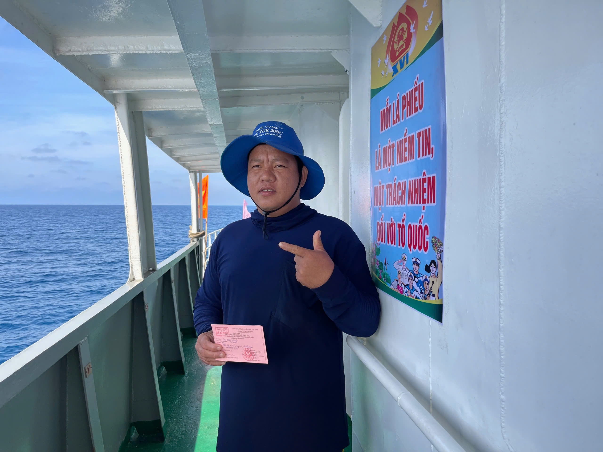 Hoàn thành bầu cử sớm giữa biển khơi, cách đất liền 580 km 8 Bầu cử Quốc hội: Hoàn thành bầu cử sớm nơi cách đất liền 580 km - Ảnh 11.