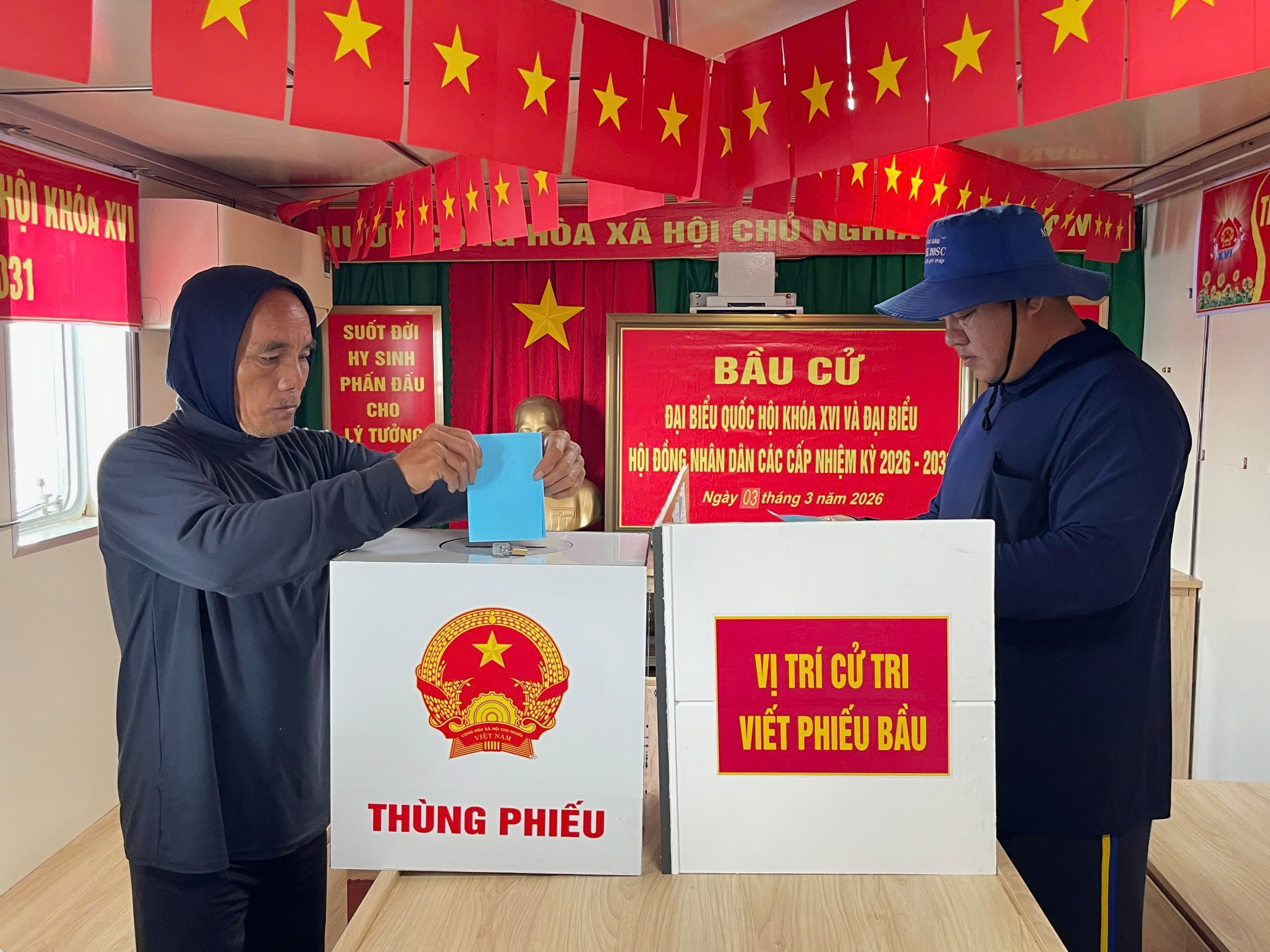 Hoàn thành bầu cử sớm giữa biển khơi, cách đất liền 580 km 9 Bầu cử Quốc hội: Hoàn thành bầu cử sớm nơi cách đất liền 580 km - Ảnh 12.