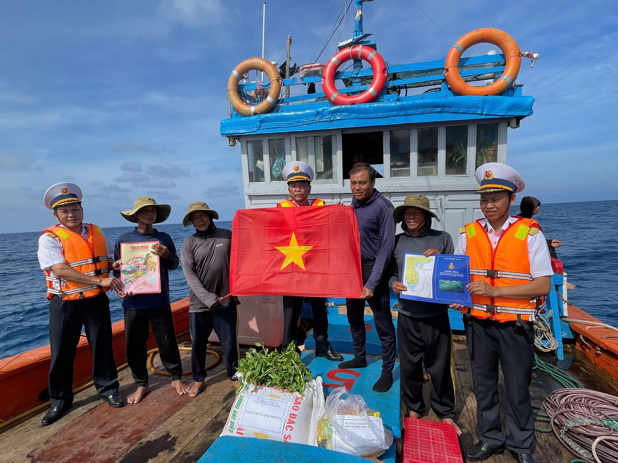 Hoàn thành bầu cử sớm giữa biển khơi, cách đất liền 580 km 10 Bầu cử Quốc hội: Hoàn thành bầu cử sớm nơi cách đất liền 580 km - Ảnh 13.