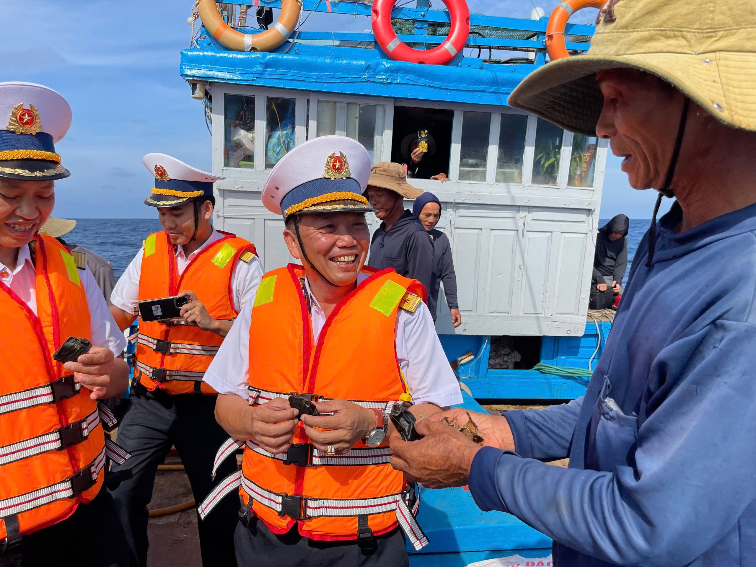 Hoàn thành bầu cử sớm giữa biển khơi, cách đất liền 580 km 11 Bầu cử Quốc hội: Hoàn thành bầu cử sớm nơi cách đất liền 580 km - Ảnh 14.