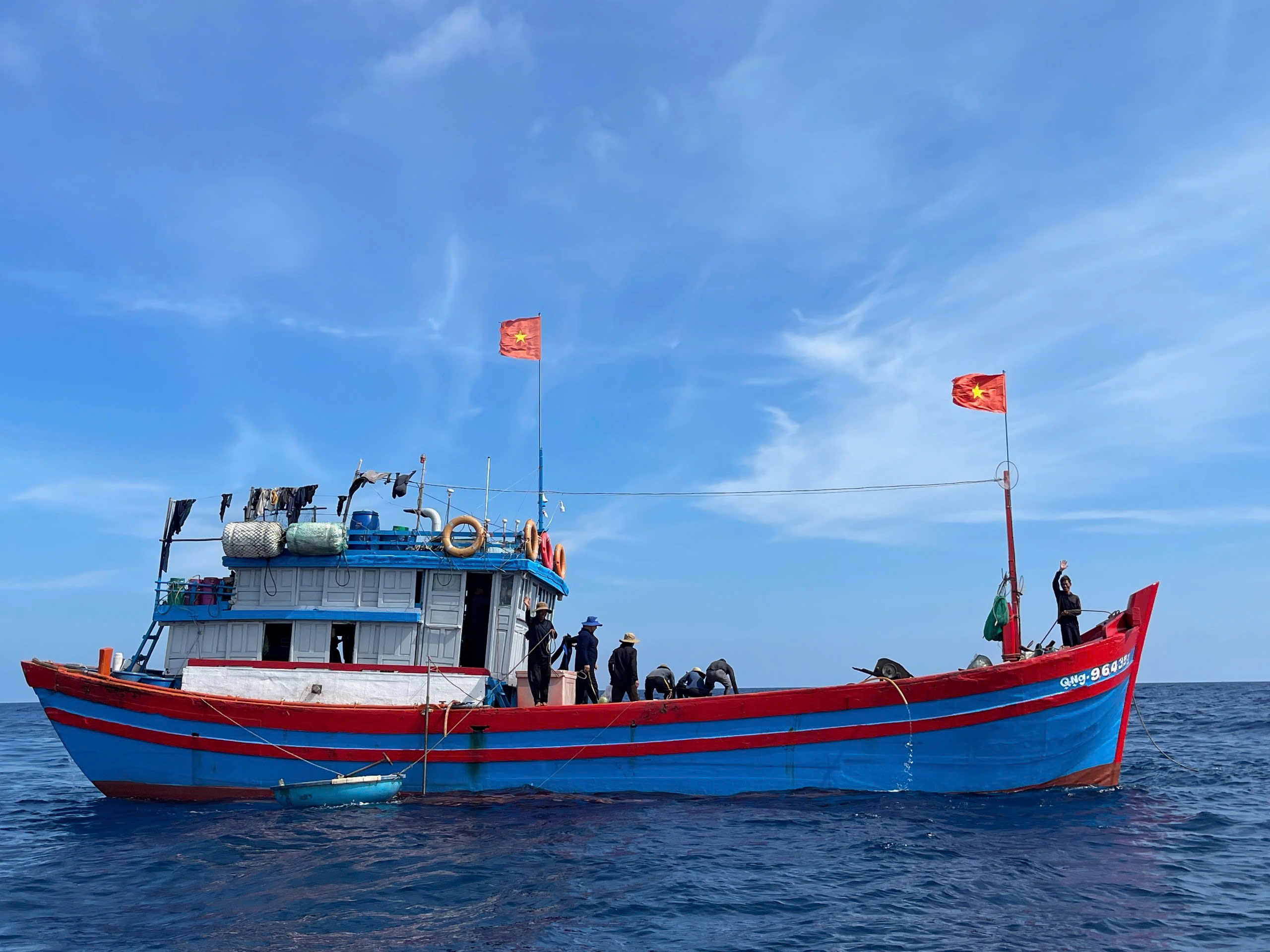 Hoàn thành bầu cử sớm giữa biển khơi, cách đất liền 580 km 12 Bầu cử Quốc hội: Hoàn thành bầu cử sớm nơi cách đất liền 580 km - Ảnh 15.