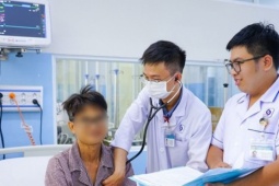 Đang chơi bóng đá, người đàn ông ngưng tim, ngã gục