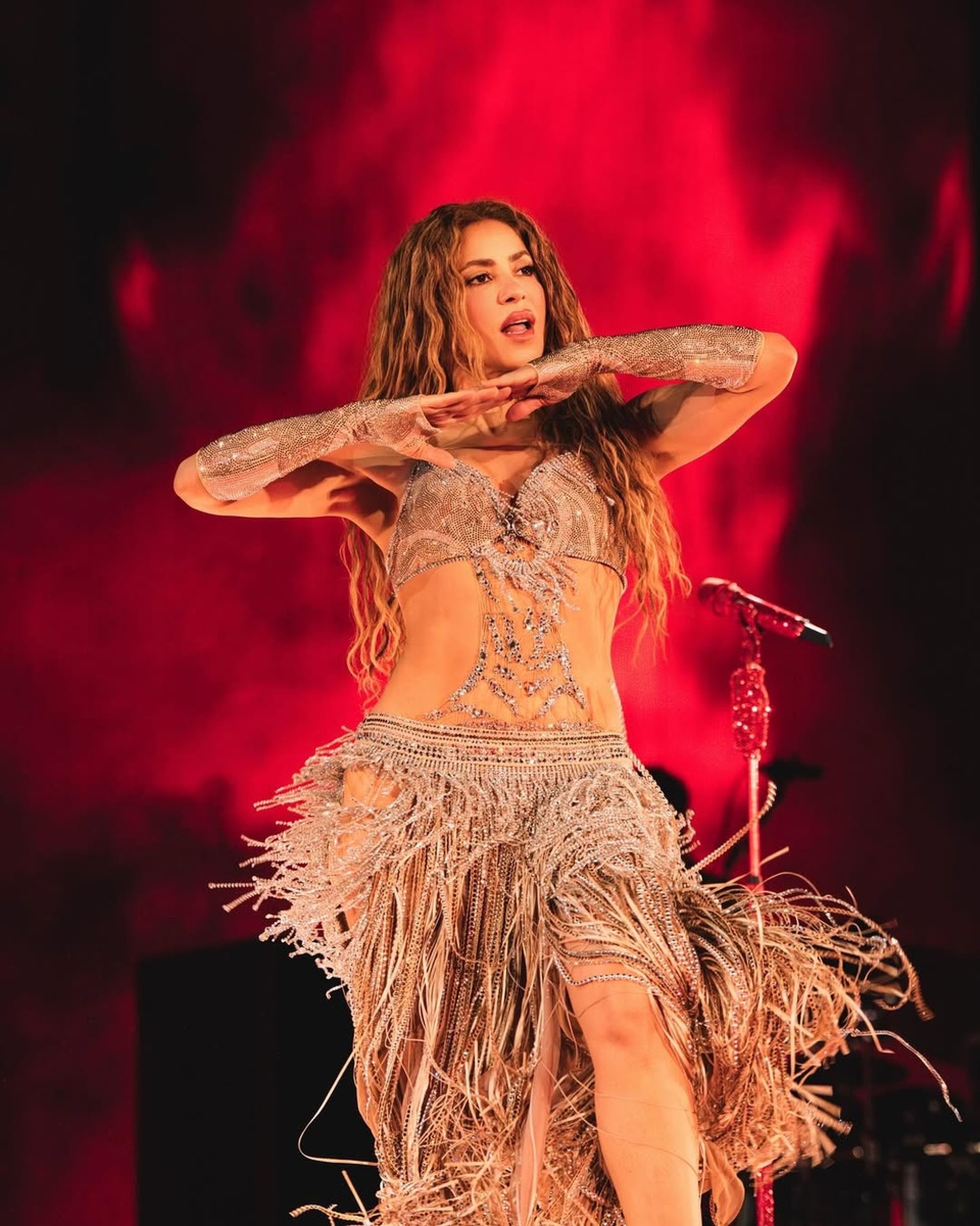 Shakira sau chia tay Piqué: Thăng hoa sự nghiệp, hẹn hò người kém 15 tuổi - 10