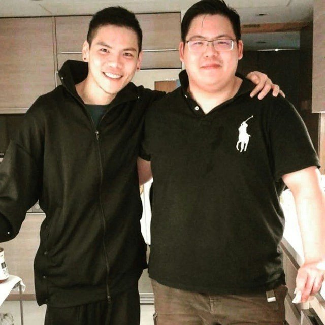 Vợ chồng Hướng Hoa Cường có hai con trai Hướng Tả và Hướng Hữu (phải).