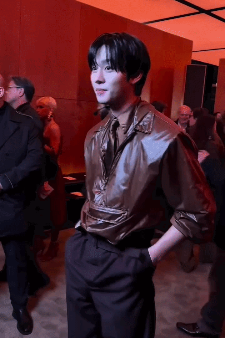 Rosé kín đáo nhưng tỏa sáng đến show Saint Laurent, Cha Eun Woo đã bị thay bằng nam thần 