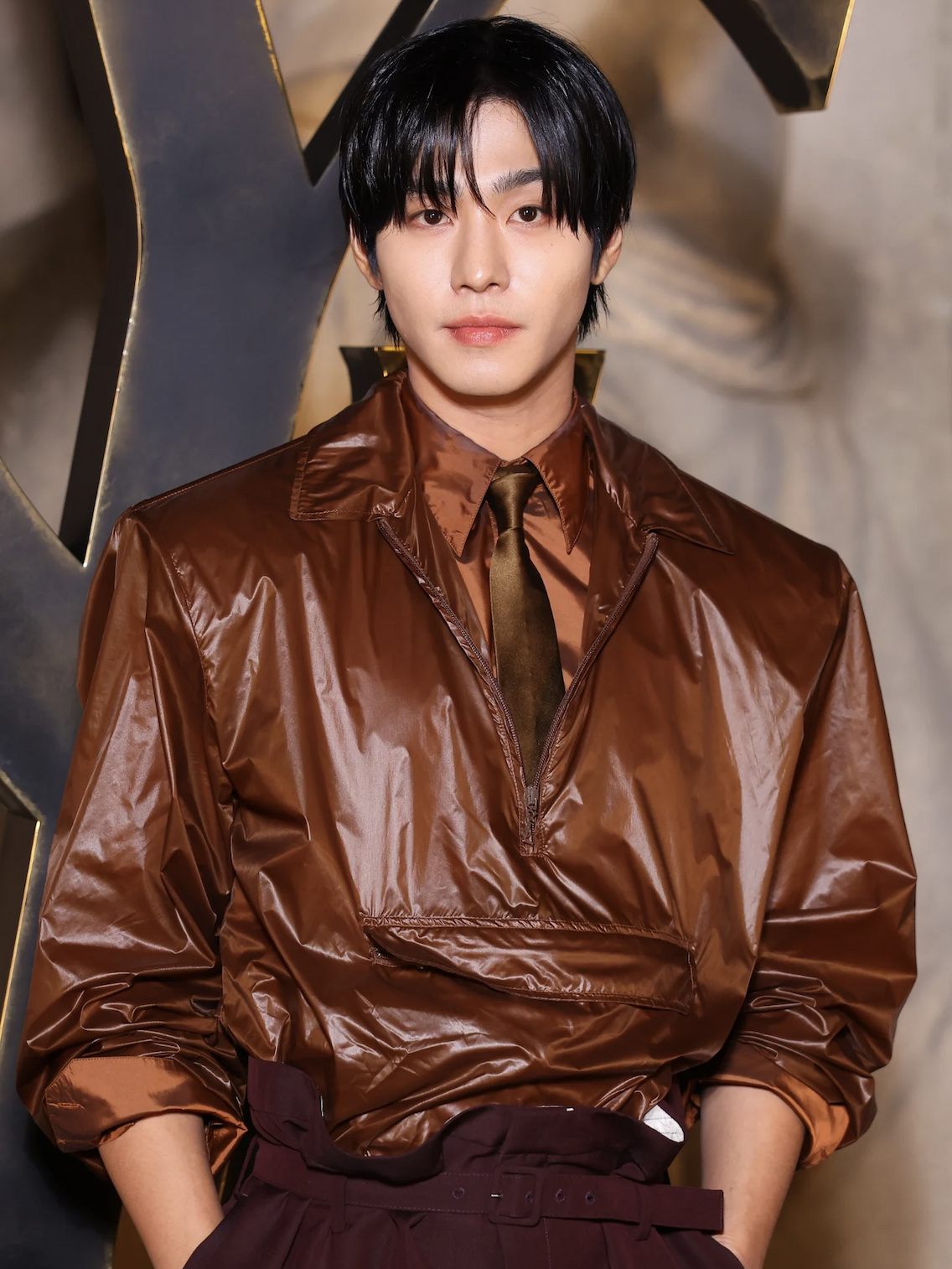 Rosé kín đáo nhưng tỏa sáng đến show Saint Laurent, Cha Eun Woo đã bị thay bằng nam thần 