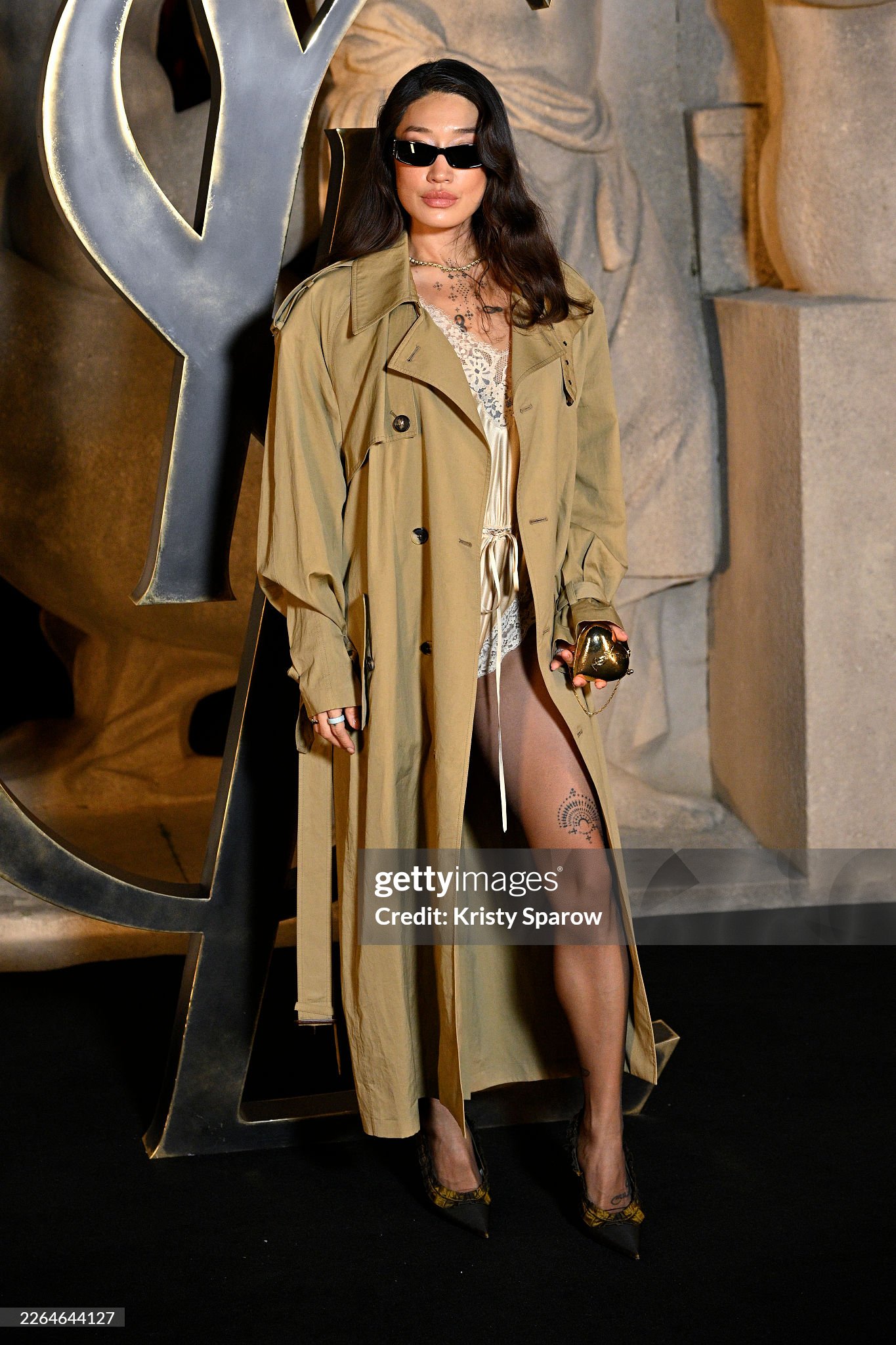 Rosé kín đáo nhưng tỏa sáng đến show Saint Laurent, Cha Eun Woo đã bị thay bằng nam thần 