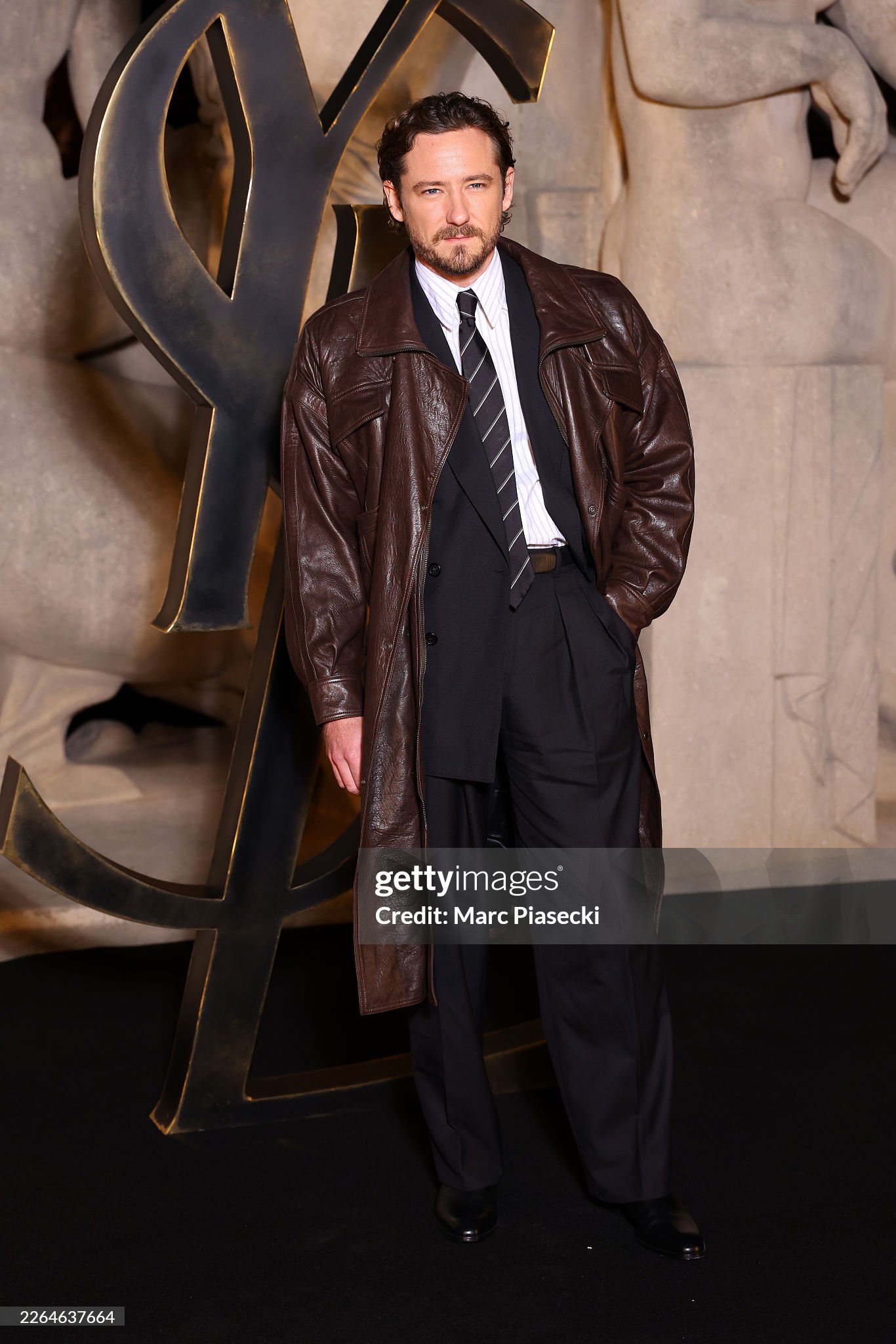 Rosé kín đáo nhưng tỏa sáng đến show Saint Laurent, Cha Eun Woo đã bị thay bằng nam thần 