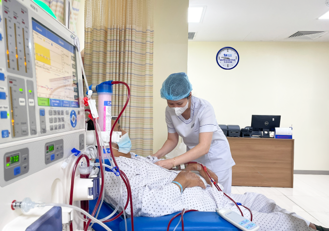 Ông Trương lọc máu định kỳ 3 buổi/tuần tại Bệnh viện Đa khoa Tâm Anh TP HCM khi về Việt Nam ăn Tết. Ảnh: Đình Lâm