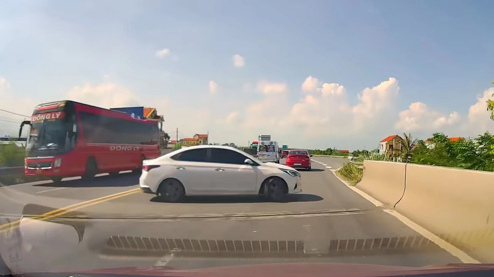 Tài xế lưu ý: Lỗi quay đầu xe sai quy định có thể phạt đến 40 triệu - Ảnh 2.