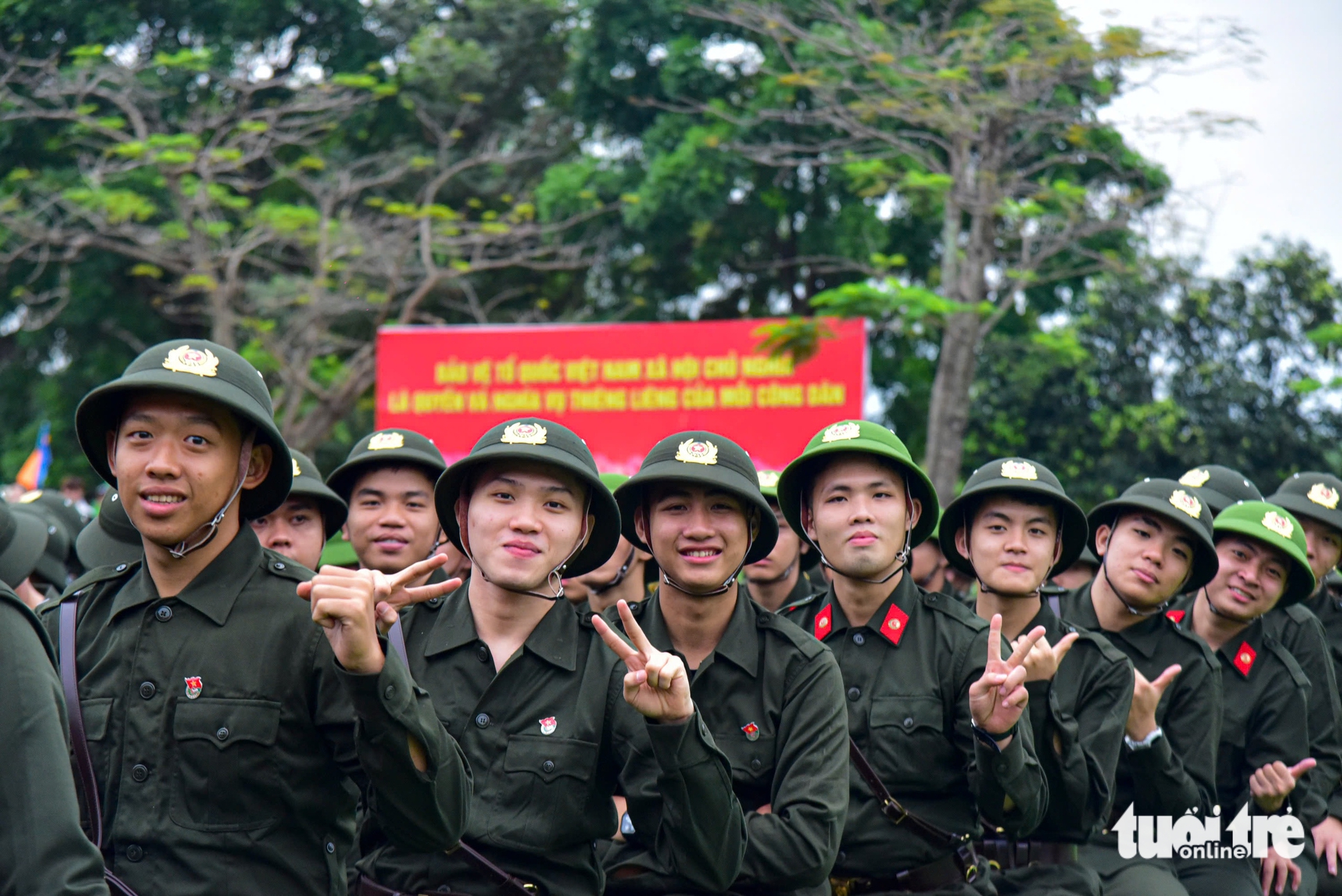 Chủ tịch Quốc hội, Bí thư Thành ủy cùng lãnh đạo TP.HCM tiễn hơn 7.000 thanh niên lên đường nhập ngũ - Ảnh 7.