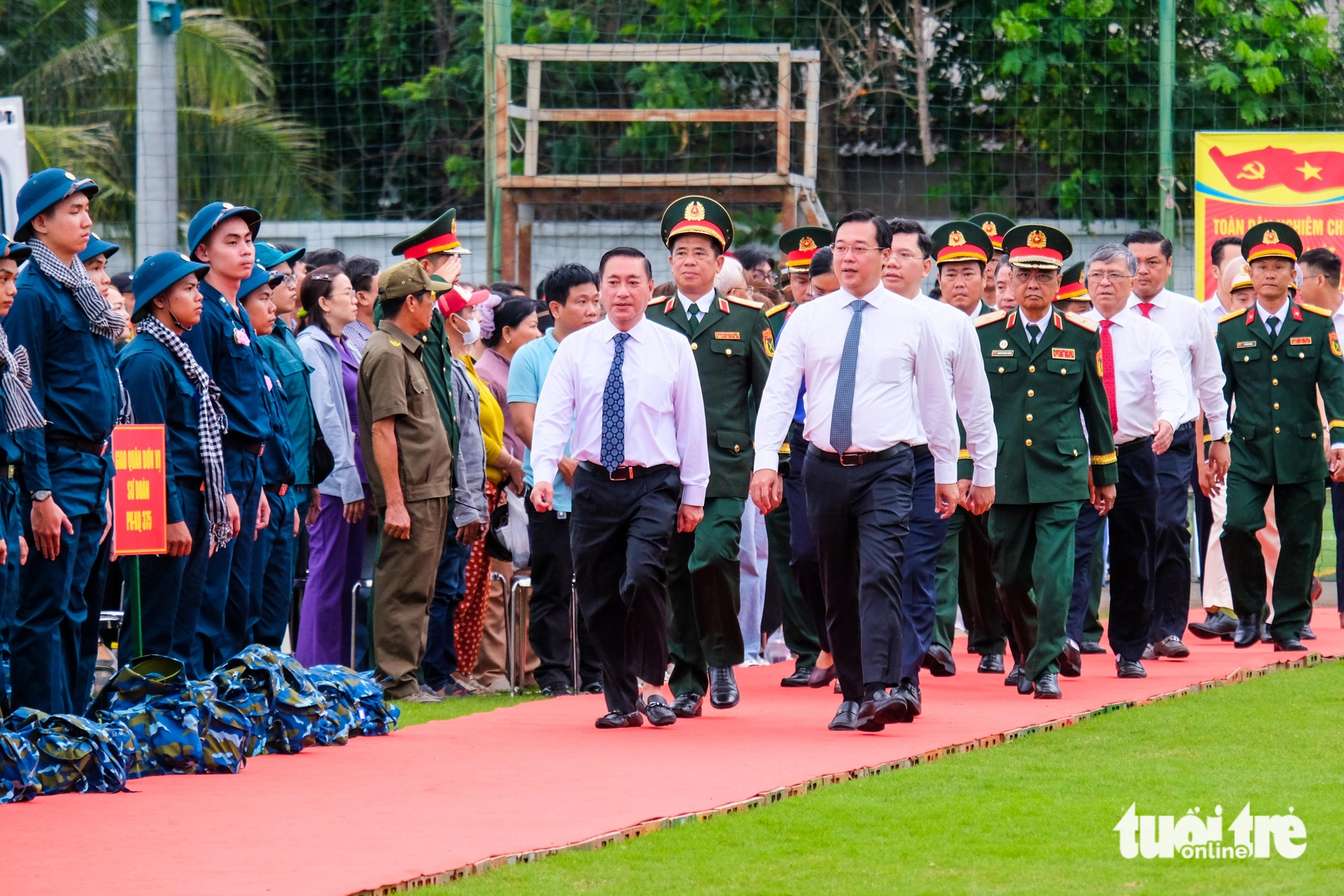Chủ tịch Quốc hội, Bí thư Thành ủy cùng lãnh đạo TP.HCM tiễn hơn 7.000 thanh niên lên đường nhập ngũ - Ảnh 11.