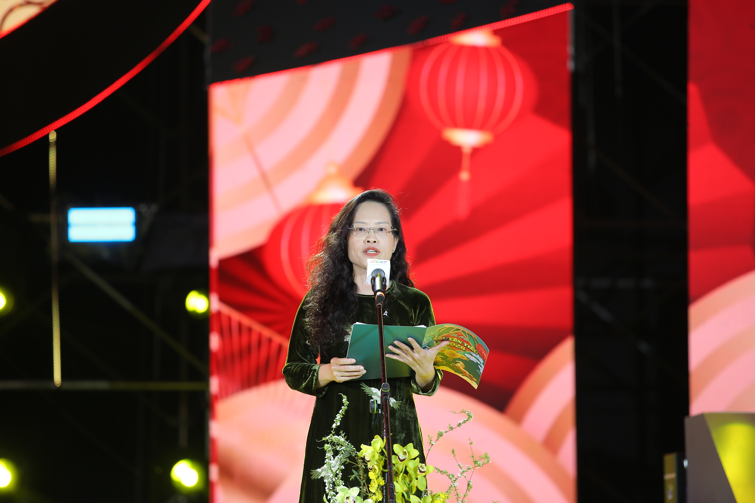 Rực rỡ 'Đêm hội Nguyên tiêu': Múa rồng 68m, 1.200 diễn viên diễu hành- Ảnh 3. Rực rỡ 'Đêm hội Nguyên tiêu': Múa rồng 68m, 1.200 diễn viên diễu hành- Ảnh 3.