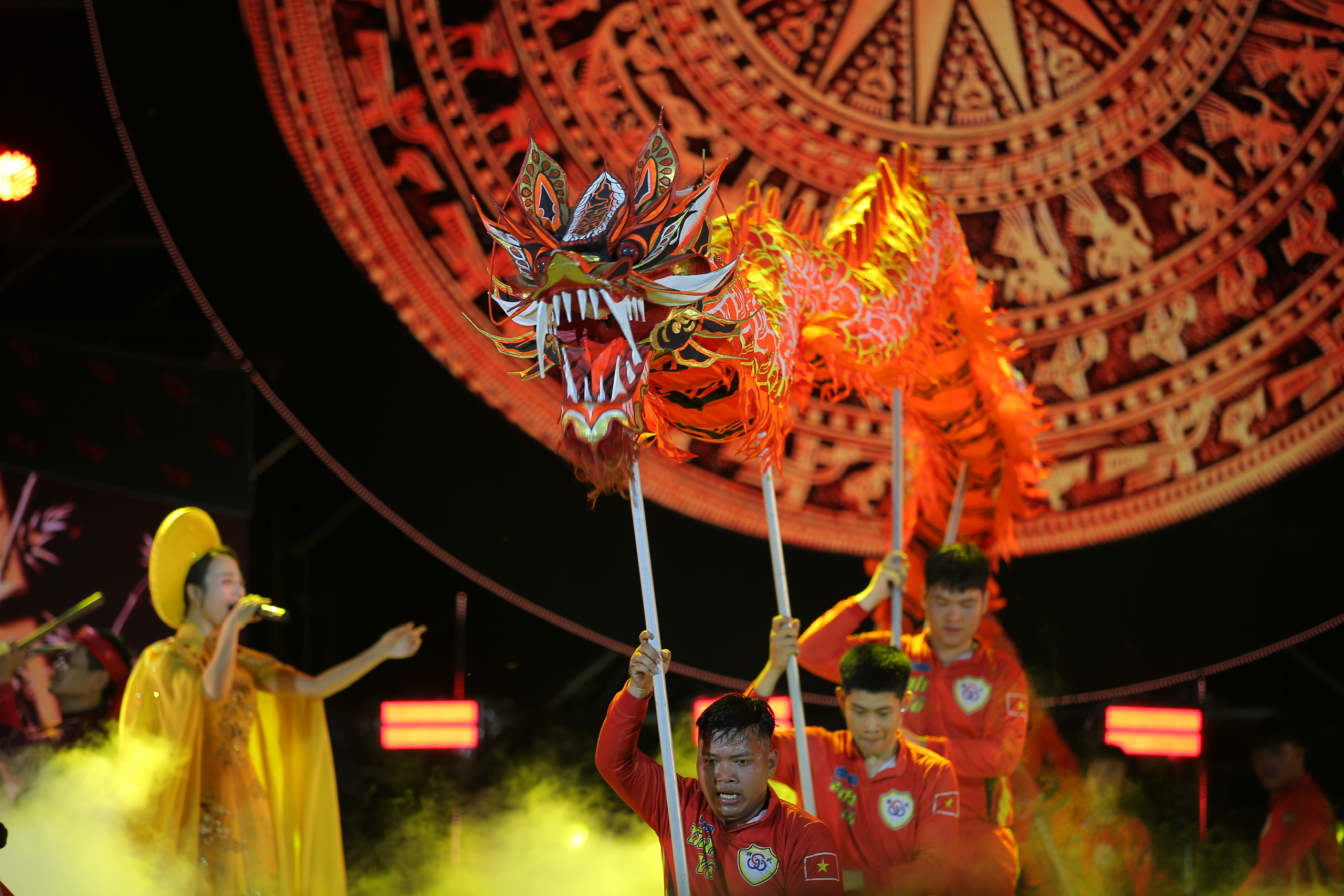 Rực rỡ 'Đêm hội Nguyên tiêu': Múa rồng 68m, 1.200 diễn viên diễu hành- Ảnh 4. Rực rỡ 'Đêm hội Nguyên tiêu': Múa rồng 68m, 1.200 diễn viên diễu hành- Ảnh 4.