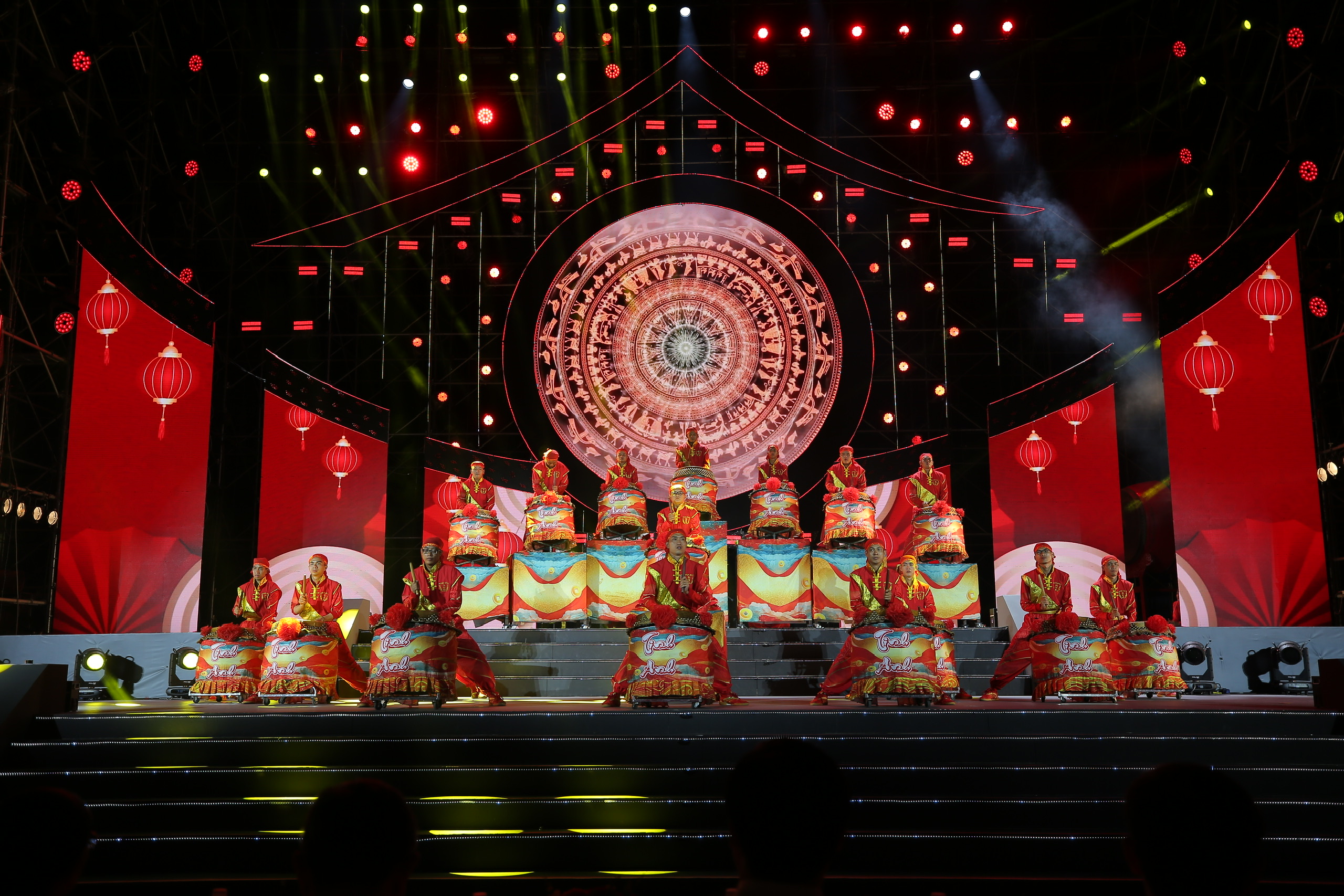 Rực rỡ 'Đêm hội Nguyên tiêu': Múa rồng 68m, 1.200 diễn viên diễu hành- Ảnh 7. Rực rỡ 'Đêm hội Nguyên tiêu': Múa rồng 68m, 1.200 diễn viên diễu hành- Ảnh 7.