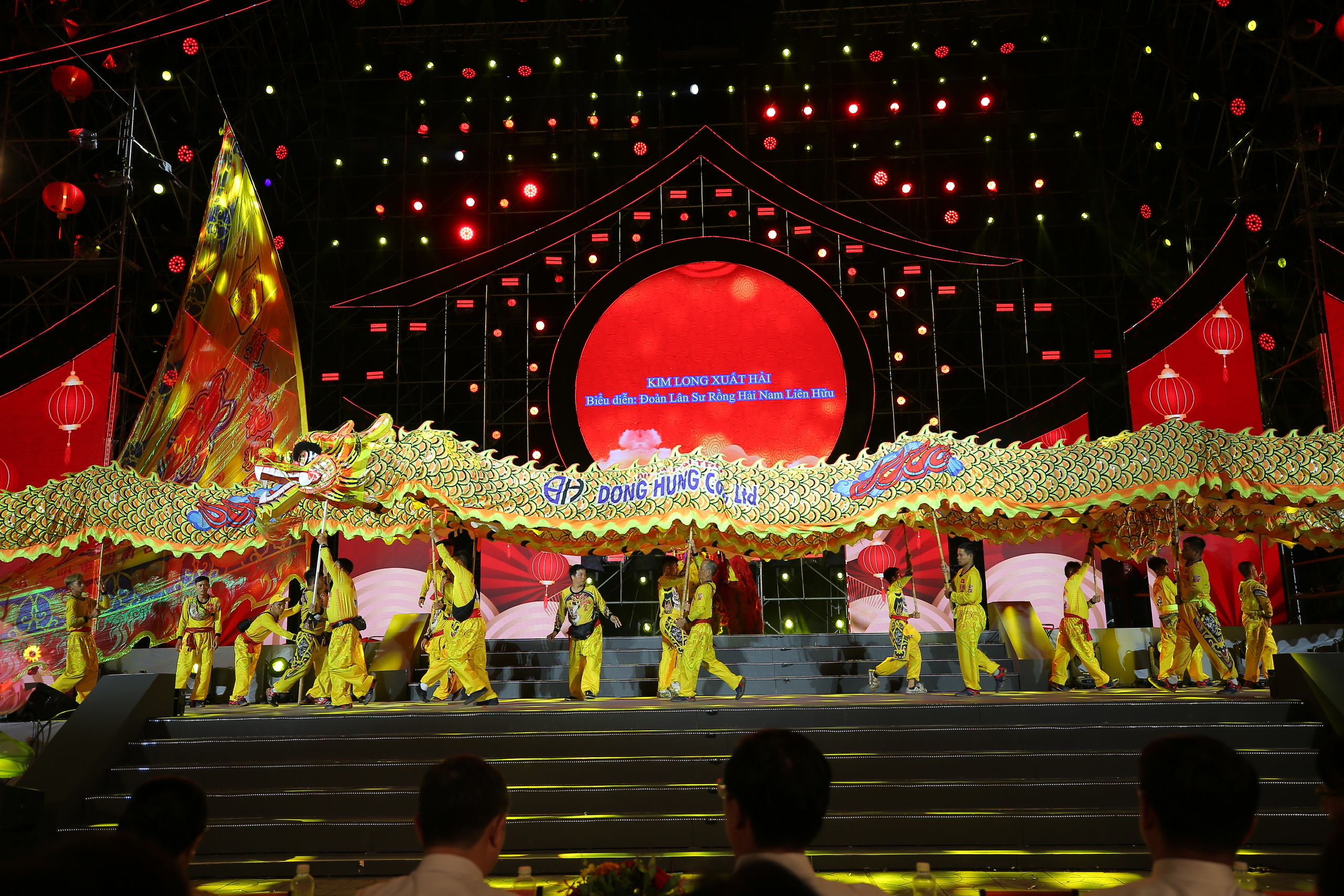 Rực rỡ 'Đêm hội Nguyên tiêu': Múa rồng 68m, 1.200 diễn viên diễu hành- Ảnh 8. Rực rỡ 'Đêm hội Nguyên tiêu': Múa rồng 68m, 1.200 diễn viên diễu hành- Ảnh 8.