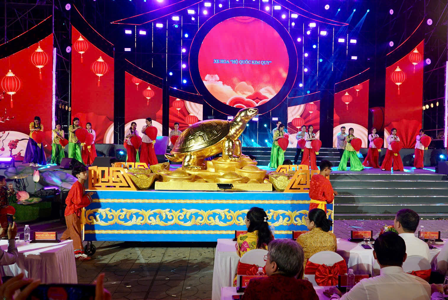 Rực rỡ 'Đêm hội Nguyên tiêu': Múa rồng 68m, 1.200 diễn viên diễu hành- Ảnh 9. Rực rỡ 'Đêm hội Nguyên tiêu': Múa rồng 68m, 1.200 diễn viên diễu hành- Ảnh 9.