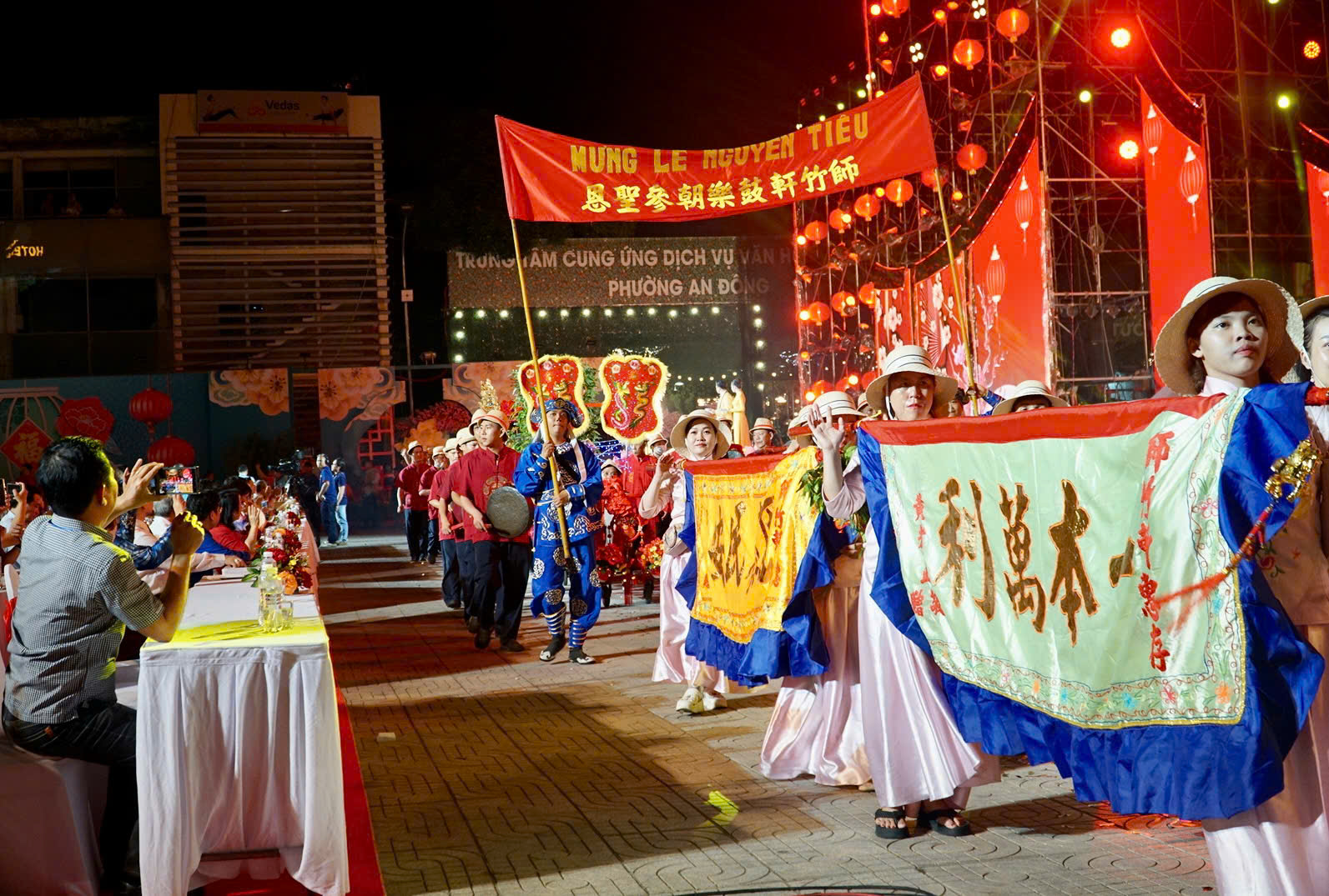 Rực rỡ 'Đêm hội Nguyên tiêu': Múa rồng 68m, 1.200 diễn viên diễu hành- Ảnh 10. Rực rỡ 'Đêm hội Nguyên tiêu': Múa rồng 68m, 1.200 diễn viên diễu hành- Ảnh 10.