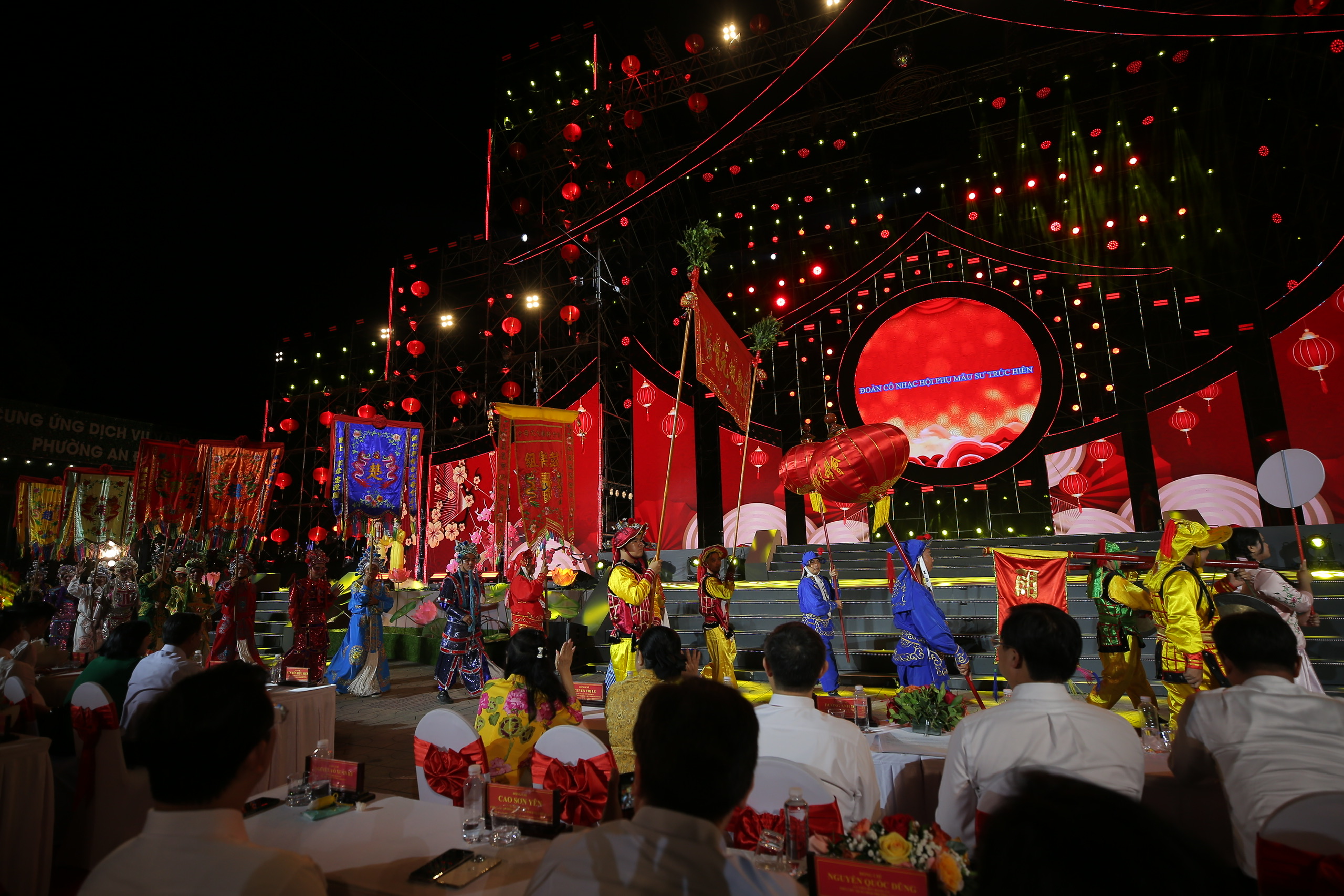 Rực rỡ 'Đêm hội Nguyên tiêu': Múa rồng 68m, 1.200 diễn viên diễu hành- Ảnh 12. Rực rỡ 'Đêm hội Nguyên tiêu': Múa rồng 68m, 1.200 diễn viên diễu hành- Ảnh 12.