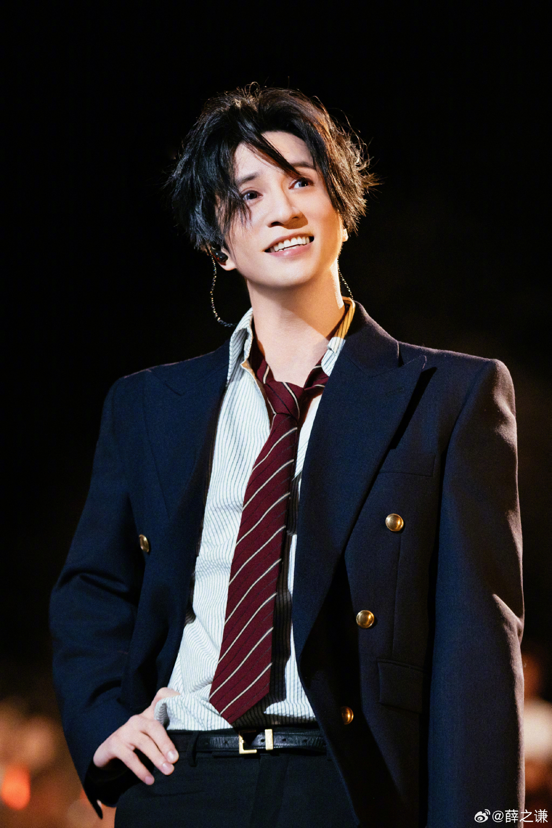 Sốc: Nam thần đỉnh lưu liên tục soi vòng 1 fan nữ trước vạn người, bị tố đích danh tội “trùng hôn”- Ảnh 4.