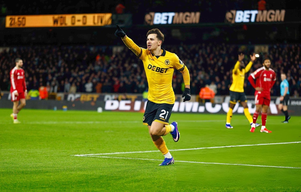 Liverpool sảy chân trước đội cuối bảng, Man Utd hưởng lợi lớn - 2