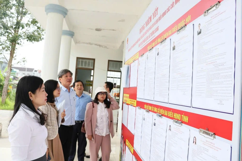 Bảng niêm yết danh sách cử tri tại xã Trường Giang. 1000016767.jpg