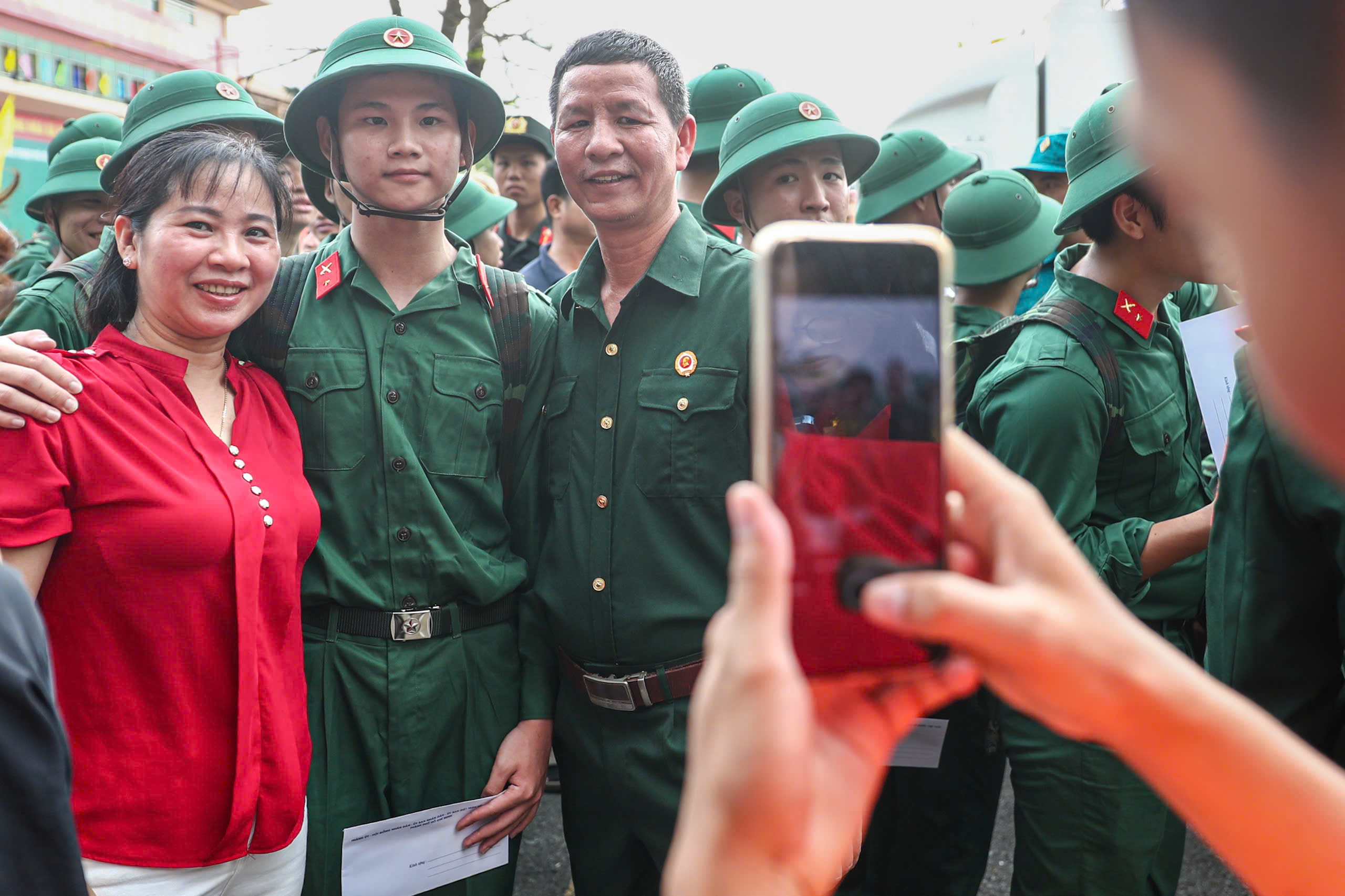 Lớp thanh niên đầu tiên của TPHCM sau sáp nhập lên đường nhập ngũ - Ảnh 11.