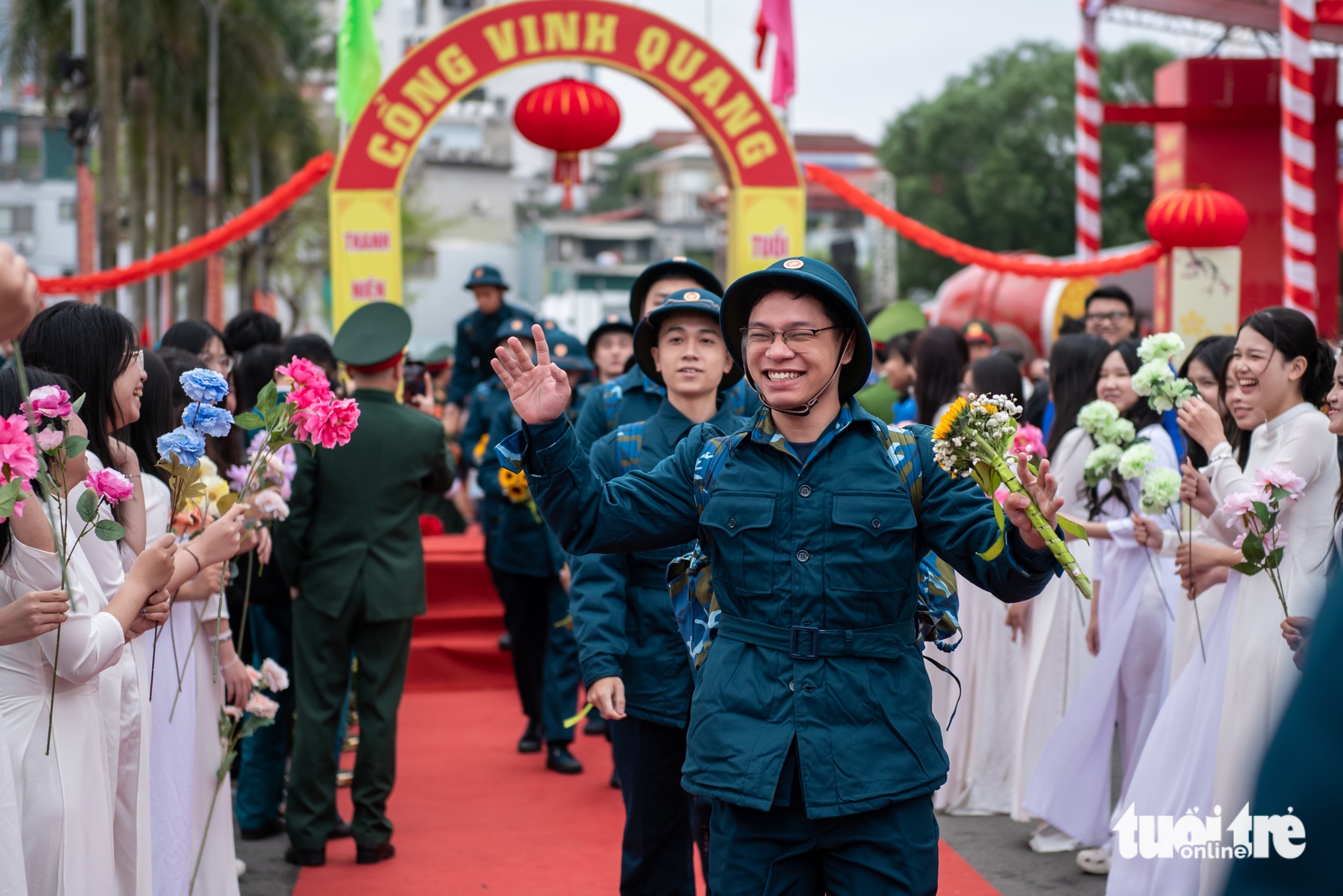 Gần 5.000 thanh niên thủ đô Hà Nội lên đường nhập ngũ 8 Gần 5.000 thanh niên thủ đô Hà Nội lên đường nhập ngũ - Ảnh 9.