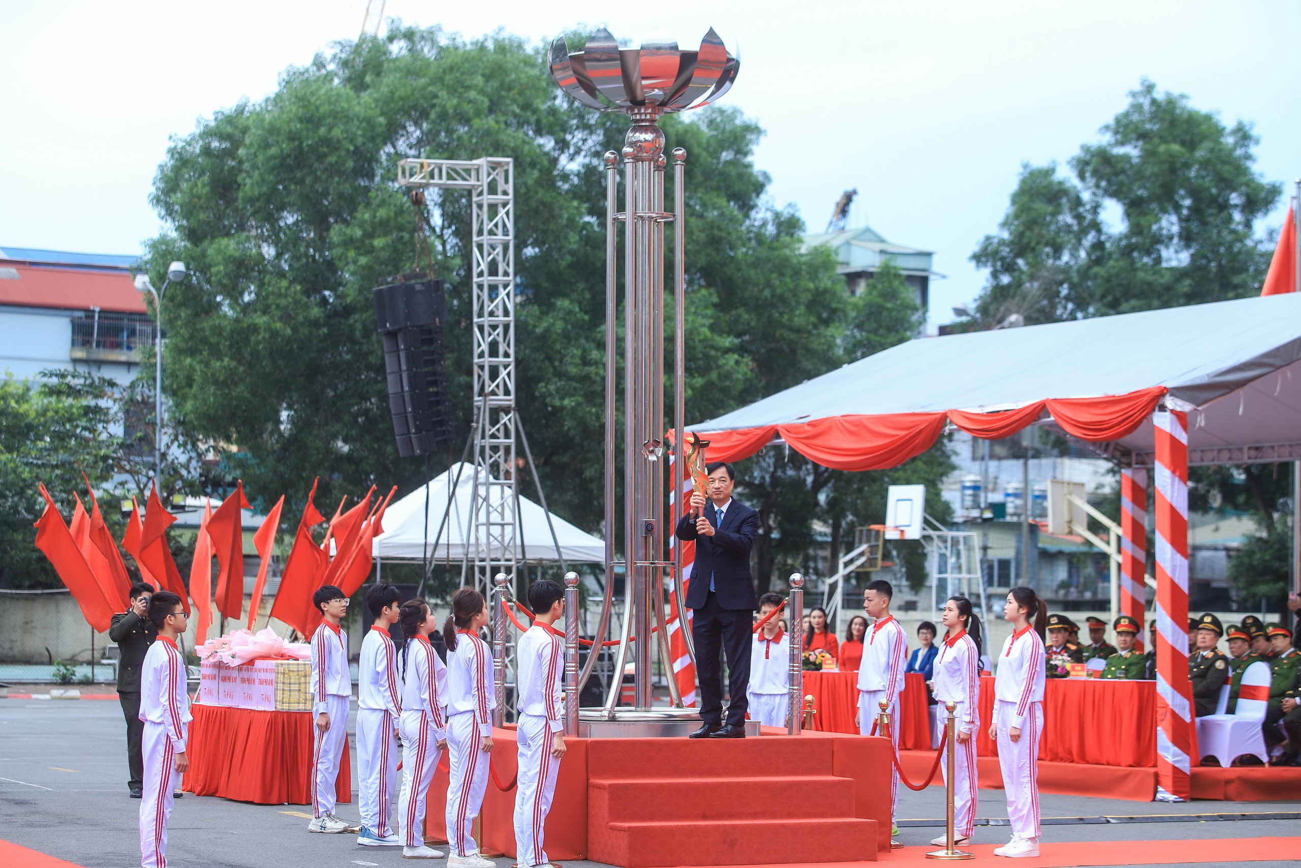 Bí thư Thành ủy Hà Nội Nguyễn Duy Ngọc tiễn đưa thanh niên lên đường nhập ngũ 2 Hà Nội rộn ràng ngày hội tòng quân - Ảnh 2.