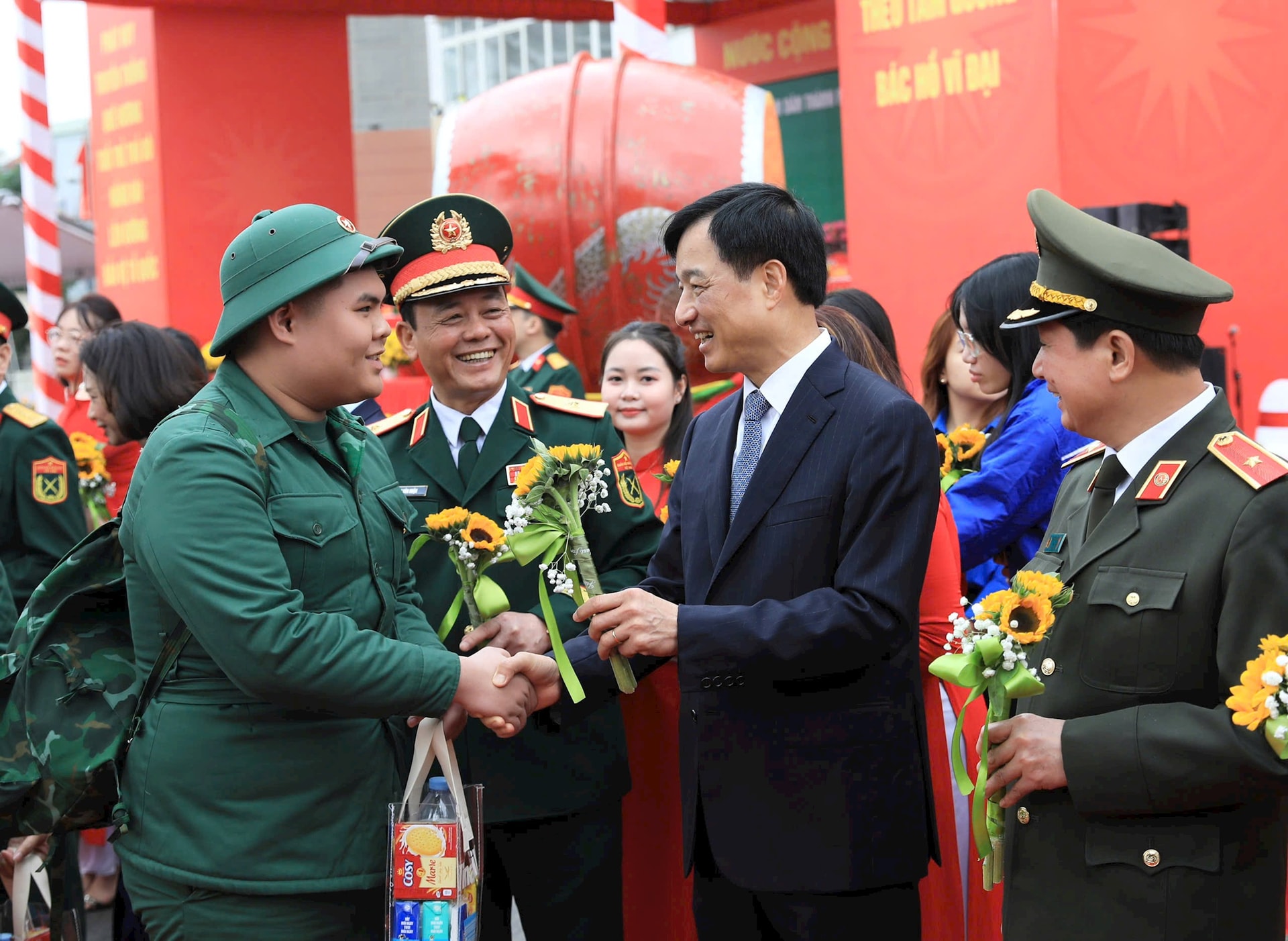 Bí thư Thành ủy Hà Nội Nguyễn Duy Ngọc tiễn đưa thanh niên lên đường nhập ngũ 3 Hà Nội rộn ràng ngày hội tòng quân - Ảnh 3.