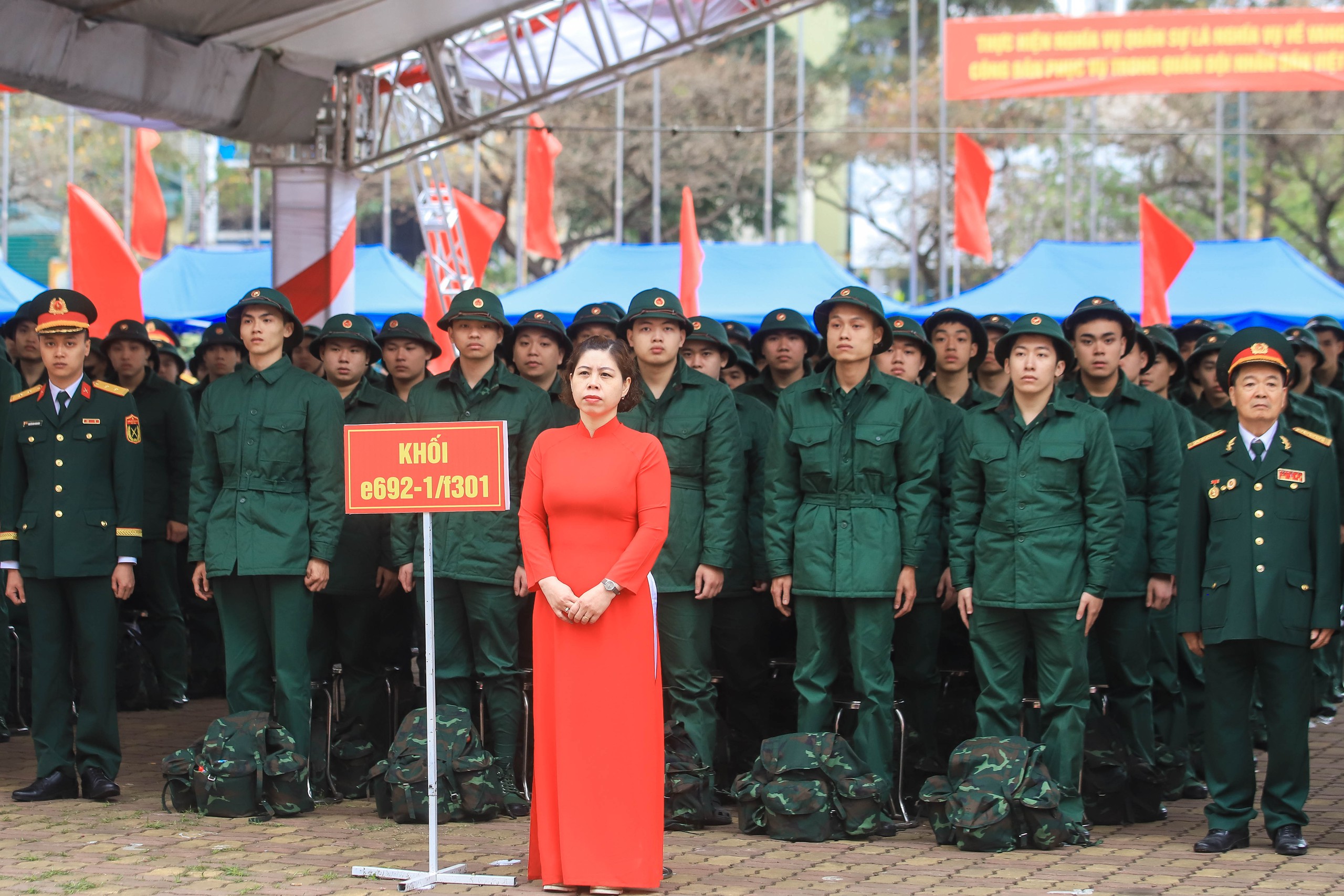 Bí thư Thành ủy Hà Nội Nguyễn Duy Ngọc tiễn đưa thanh niên lên đường nhập ngũ 4 Hà Nội rộn ràng ngày hội tòng quân - Ảnh 4.