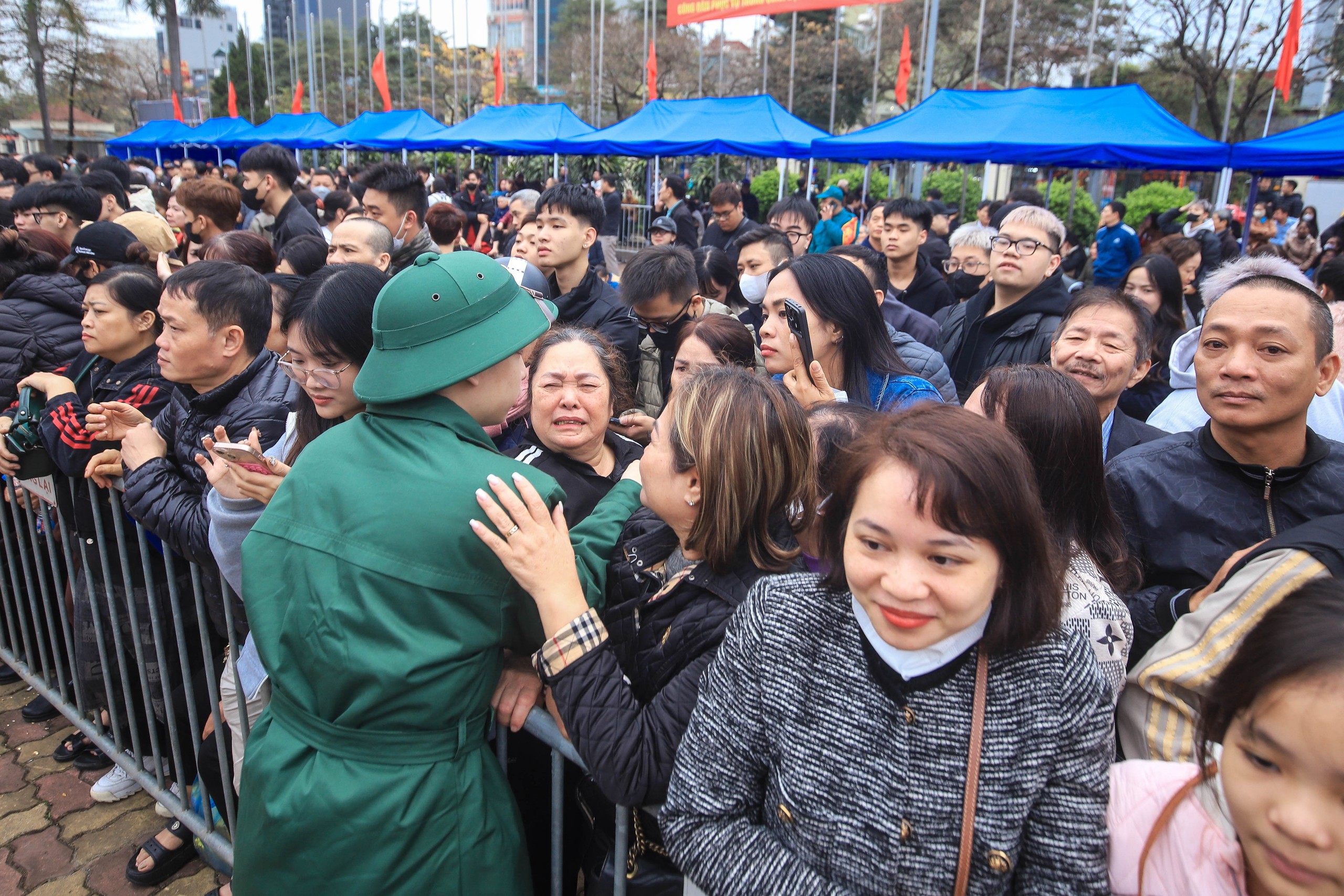 Bí thư Thành ủy Hà Nội Nguyễn Duy Ngọc tiễn đưa thanh niên lên đường nhập ngũ 5 Hà Nội rộn ràng ngày hội tòng quân - Ảnh 5.