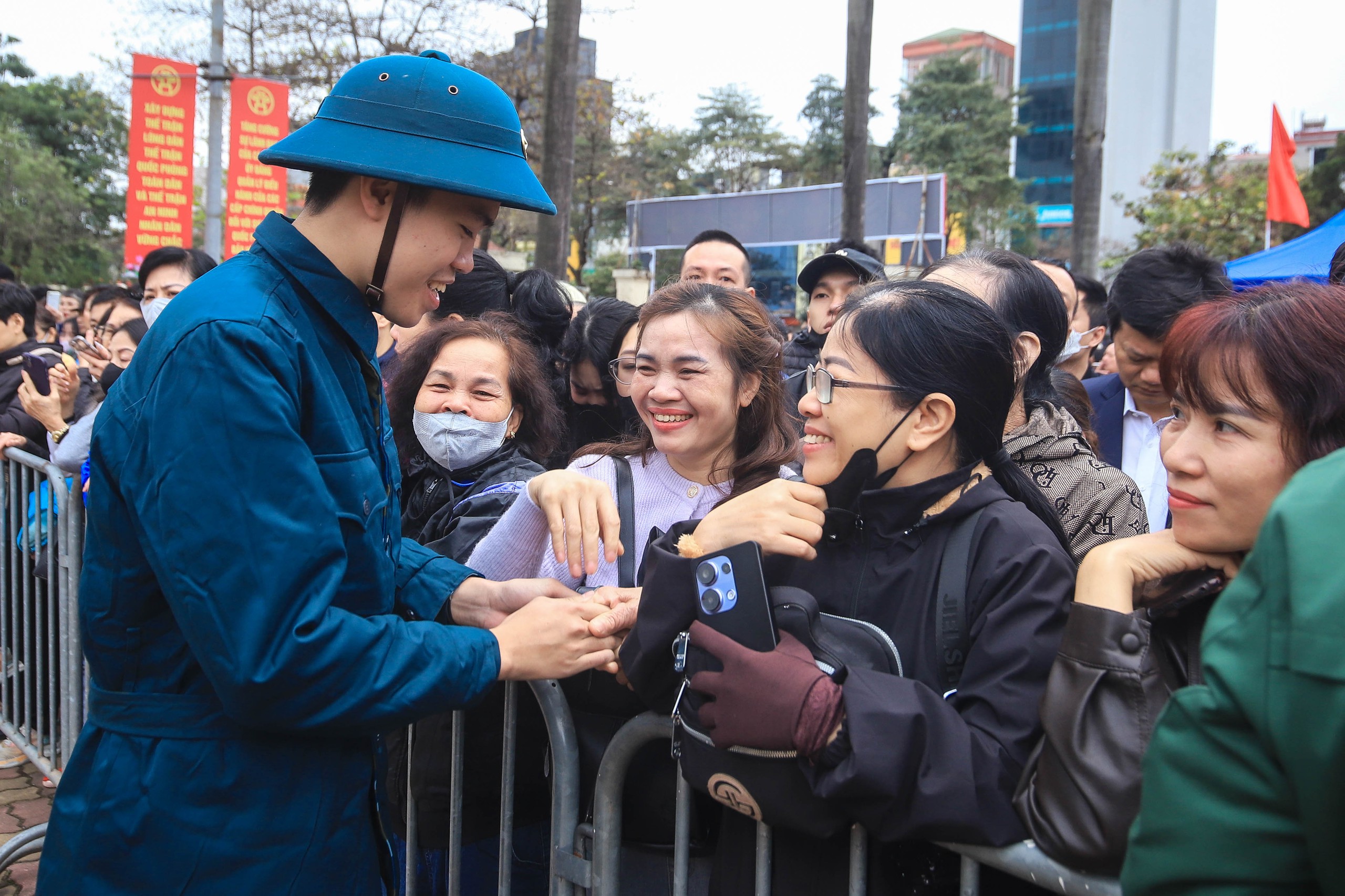 Bí thư Thành ủy Hà Nội Nguyễn Duy Ngọc tiễn đưa thanh niên lên đường nhập ngũ 6 Hà Nội rộn ràng ngày hội tòng quân - Ảnh 6.