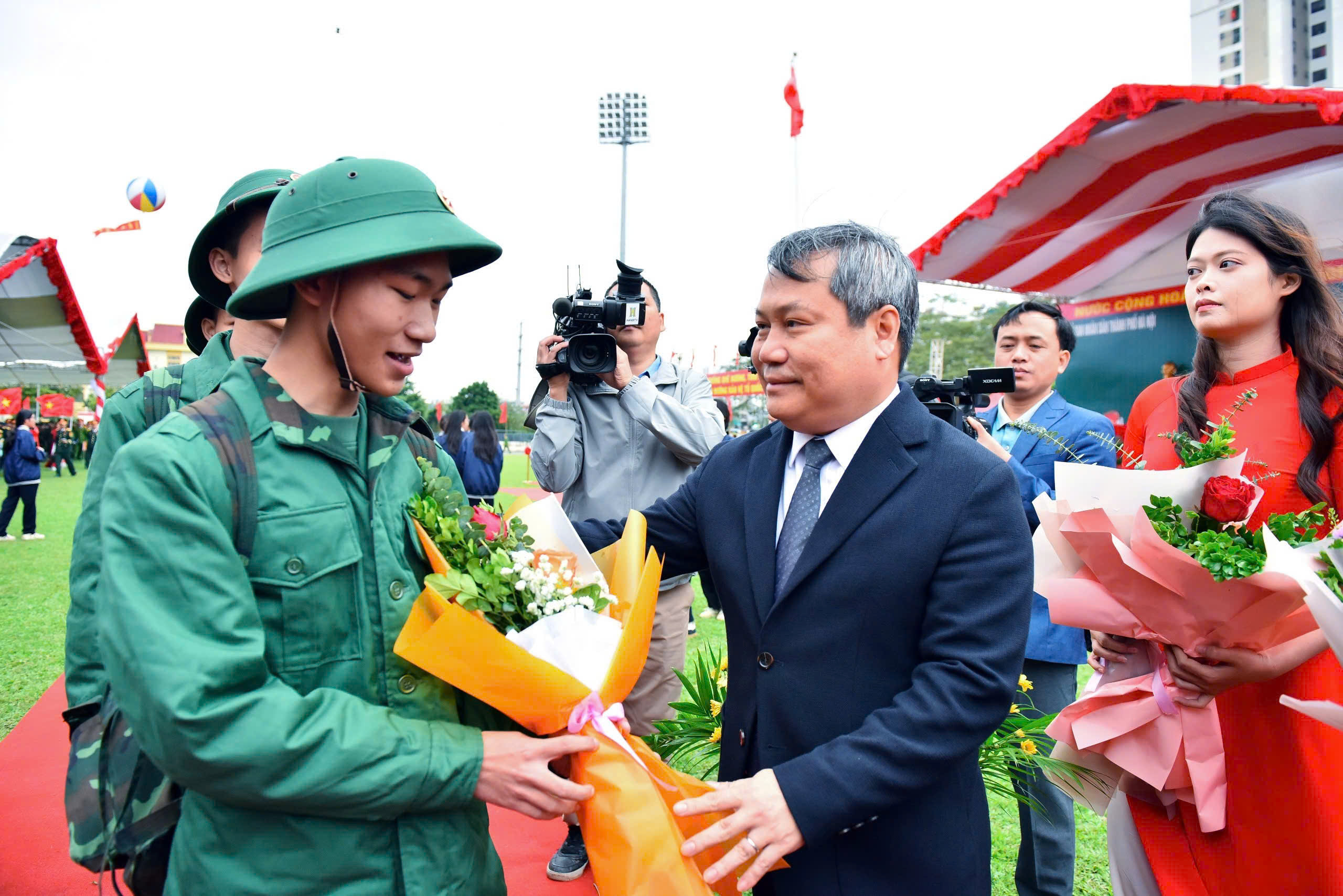 Bí thư Thành ủy Hà Nội Nguyễn Duy Ngọc tiễn đưa thanh niên lên đường nhập ngũ 8 Hà Nội rộn ràng ngày hội tòng quân - Ảnh 8.
