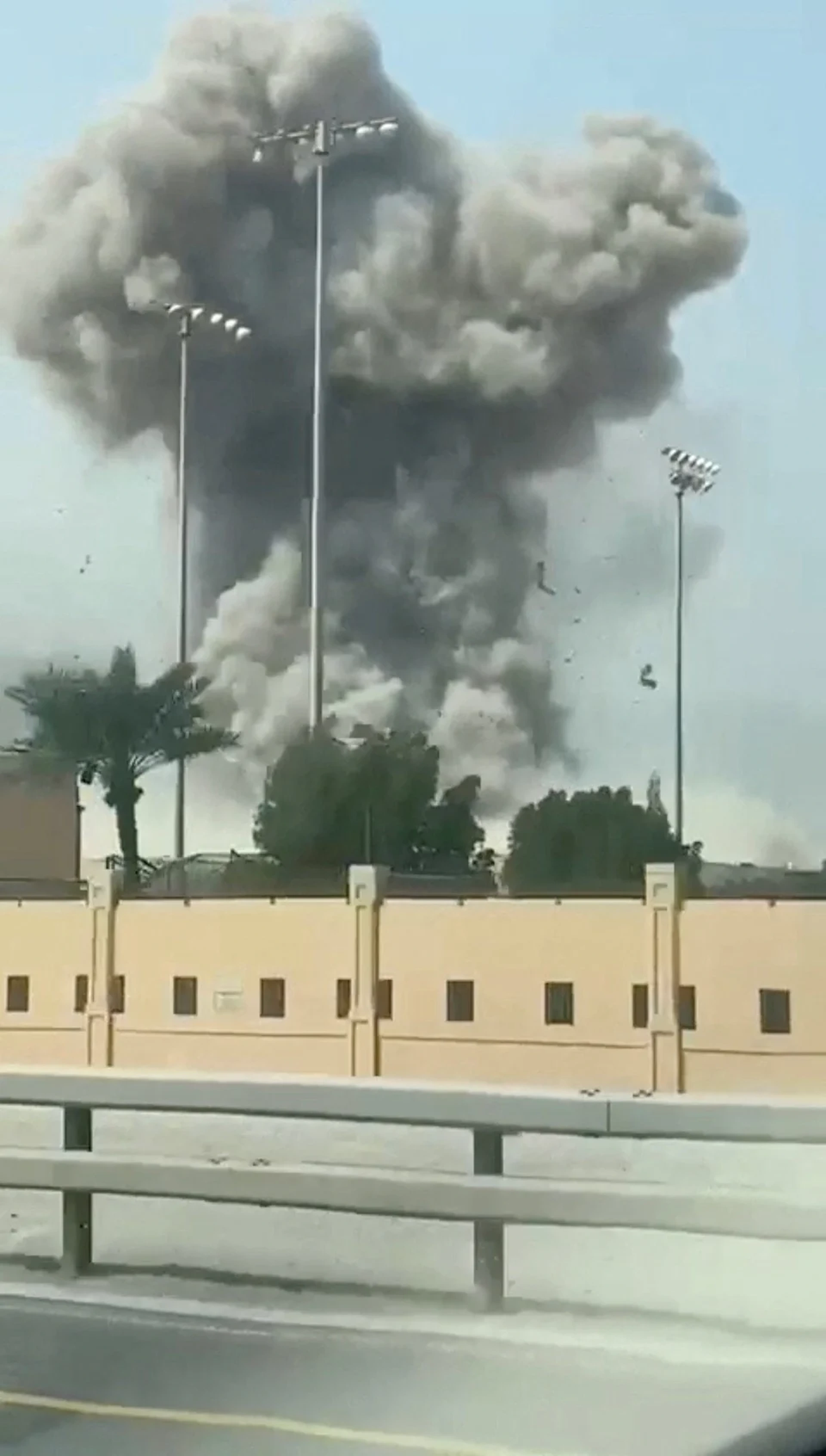 Mỹ để lọt hỏa lực Iran, loạt căn cứ ở Trung Đông rung chuyển - 8 Mỹ để lọt hỏa lực Iran, loạt căn cứ ở Trung Đông rung chuyển - 8