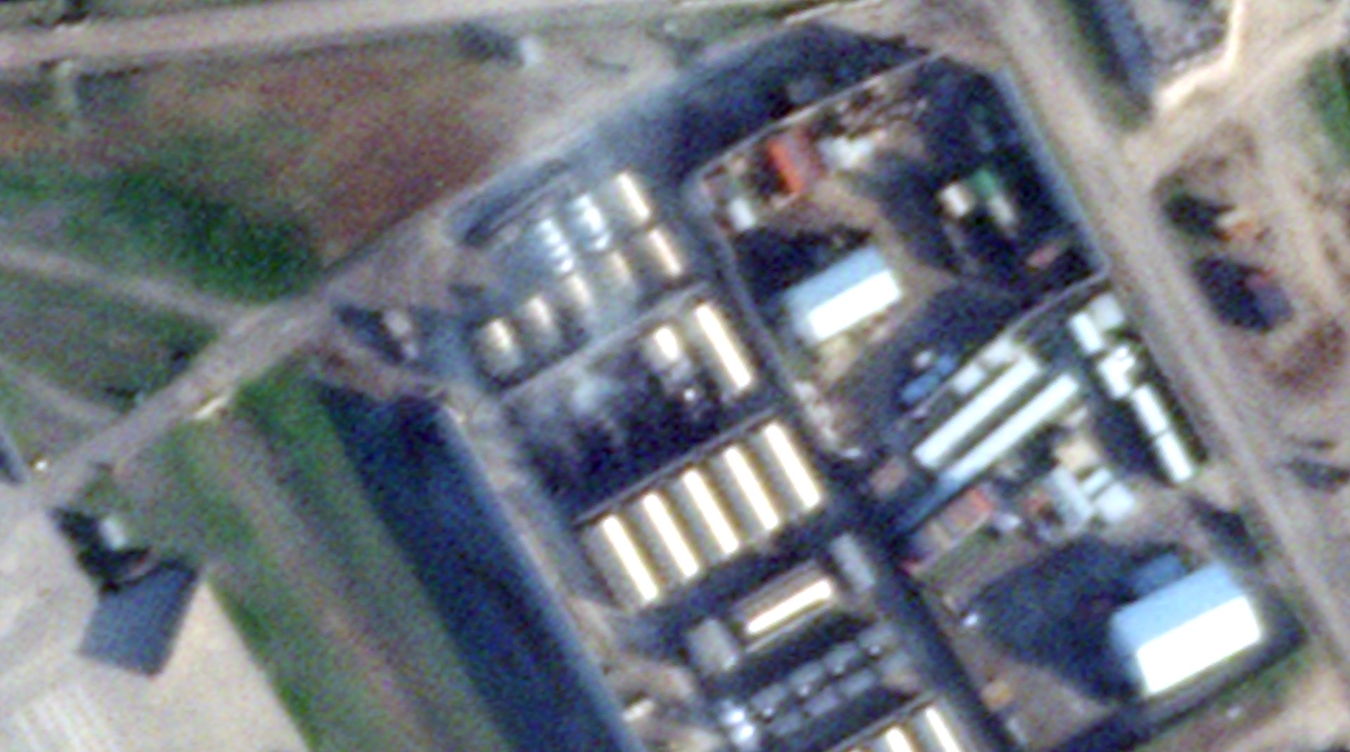 Mỹ để lọt hỏa lực Iran, loạt căn cứ ở Trung Đông rung chuyển - 10 Mỹ để lọt hỏa lực Iran, loạt căn cứ ở Trung Đông rung chuyển - 10