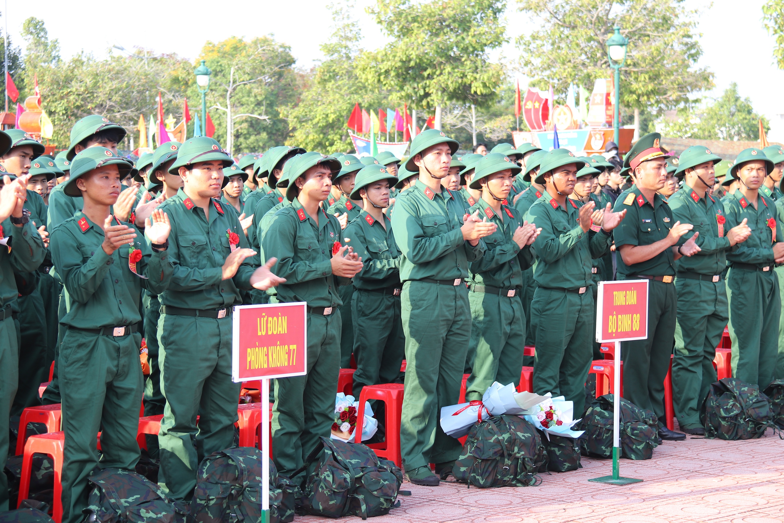 Giao nhận quân 2026: Thanh niên Gia Lai và Lâm Đồng sẵn sàng lên đường nhập ngũ - Ảnh 10. Giao nhận quân 2026: Thanh niên Gia Lai và Lâm Đồng sẵn sàng lên đường nhập ngũ - Ảnh 10.