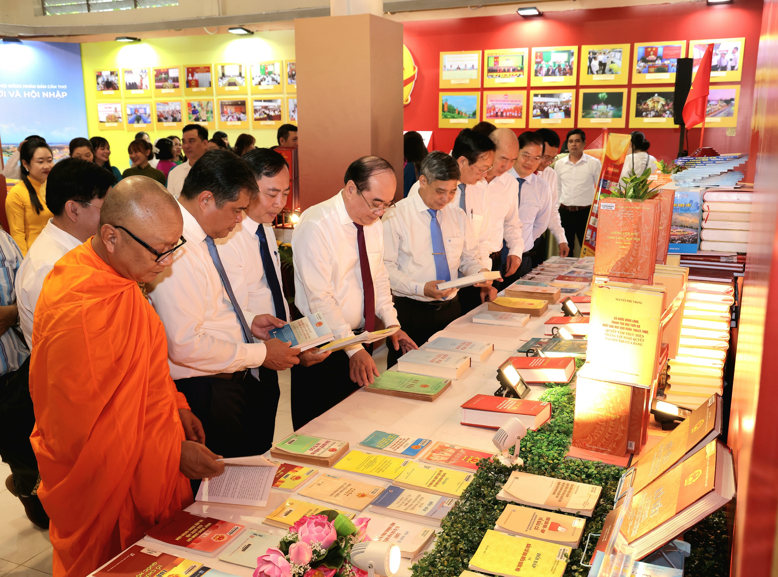 Cần Thơ trưng bày nhiều tư liệu, sách về bầu cử Quốc hội và HĐND - Ảnh 4.