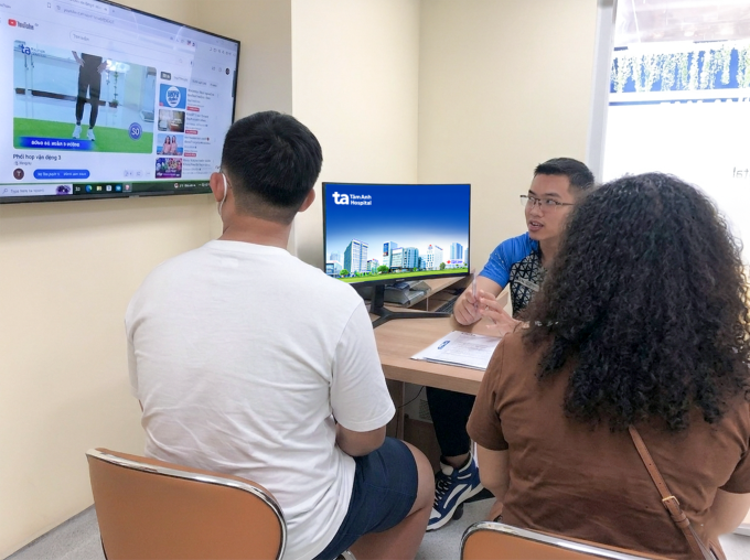 Chuyên viên vận động hướng dẫn các bài tập phù hợp cho hai mẹ con Phúc. Ảnh: Bệnh viện cung cấp