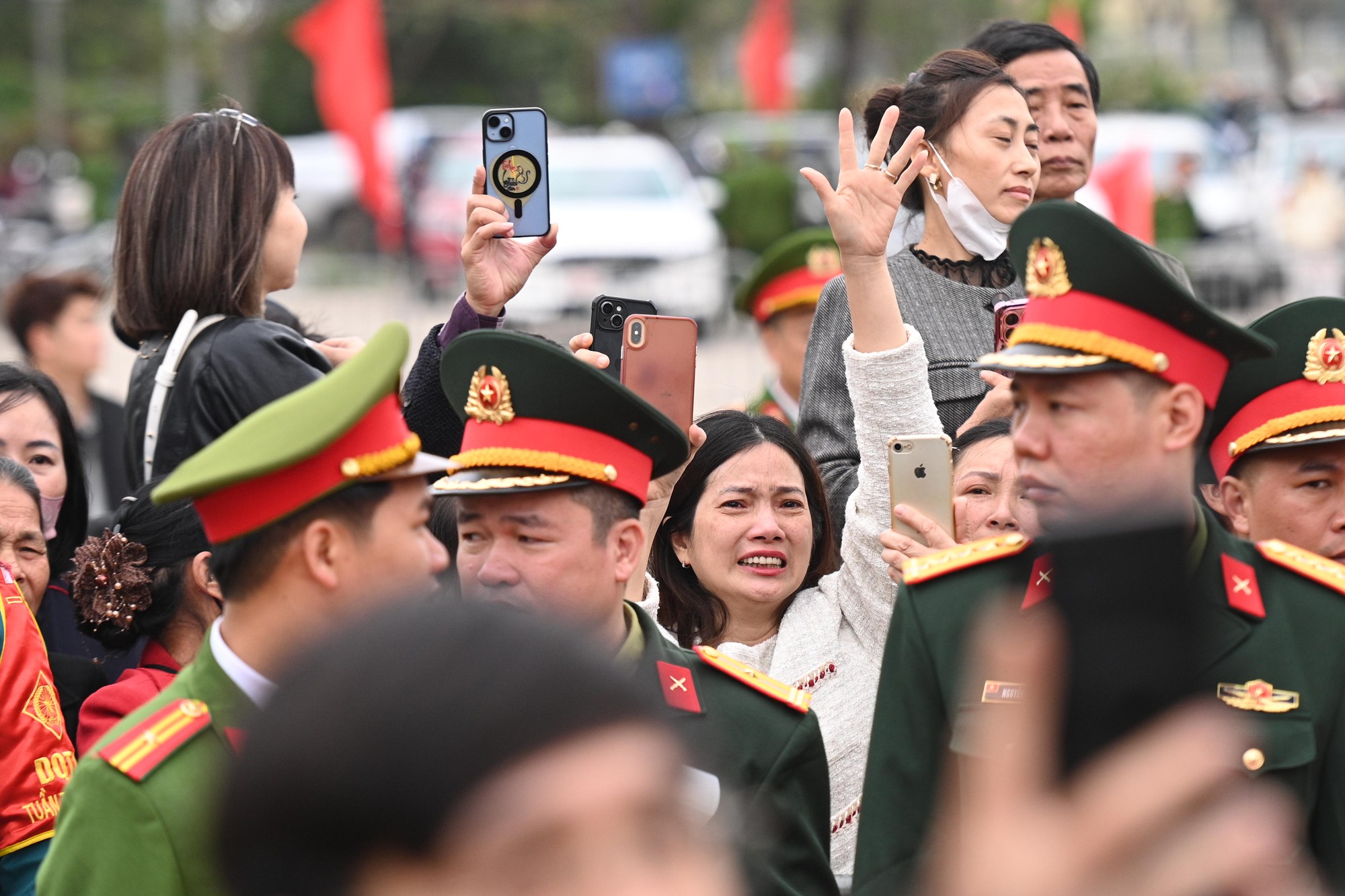 Những khoảnh khắc xúc động trong ngày hội tòng quân: Lá thư tay của mẹ và những cái ôm siết chặt tiếp thêm sức mạnh cho hàng nghìn tân binh- Ảnh 2.