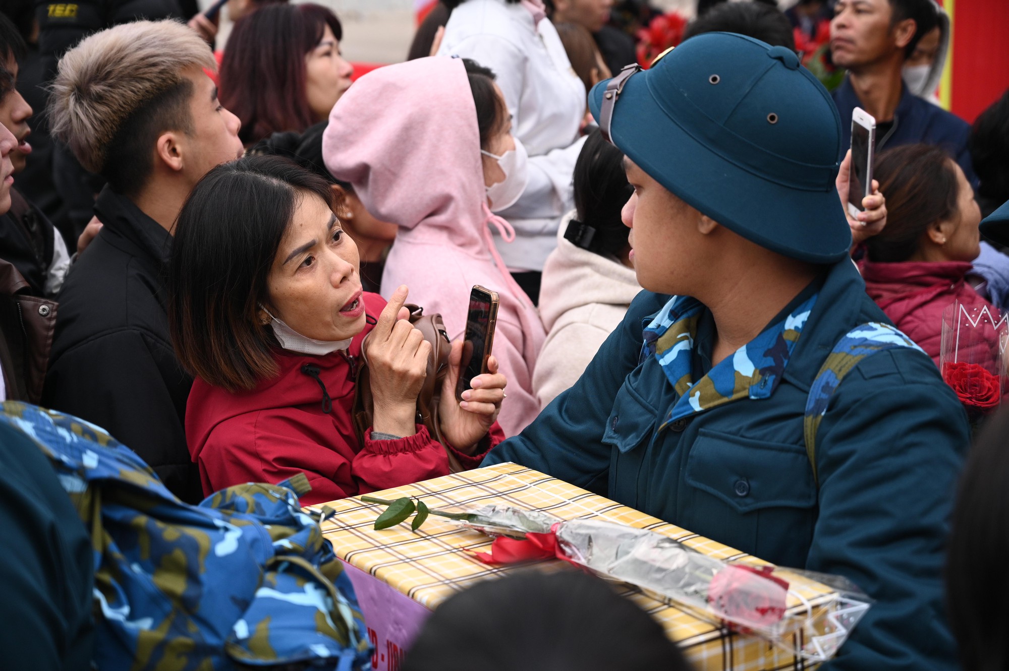 Những khoảnh khắc xúc động trong ngày hội tòng quân: Lá thư tay của mẹ và những cái ôm siết chặt tiếp thêm sức mạnh cho hàng nghìn tân binh- Ảnh 3.