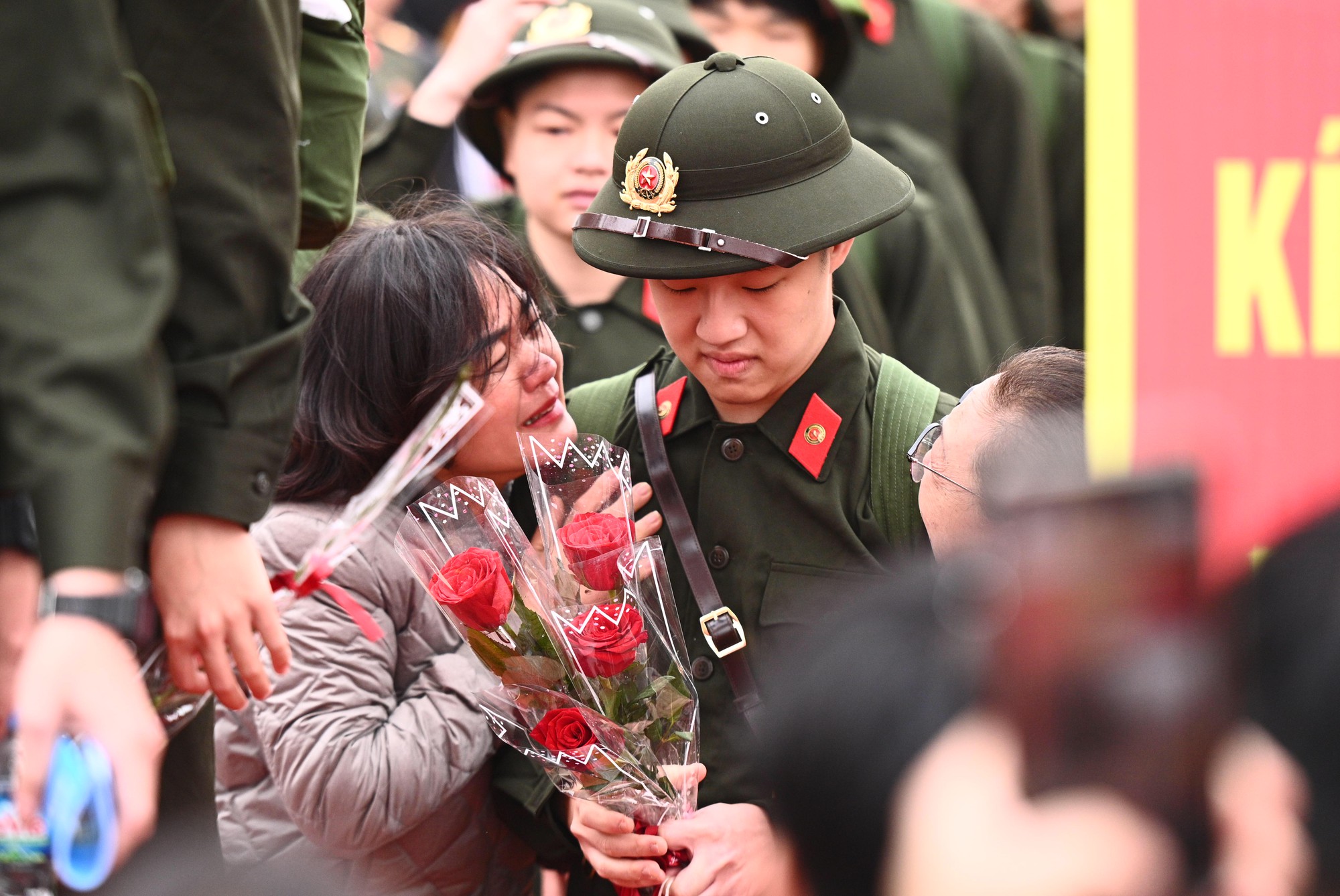 Những khoảnh khắc xúc động trong ngày hội tòng quân: Lá thư tay của mẹ và những cái ôm siết chặt tiếp thêm sức mạnh cho hàng nghìn tân binh- Ảnh 4.