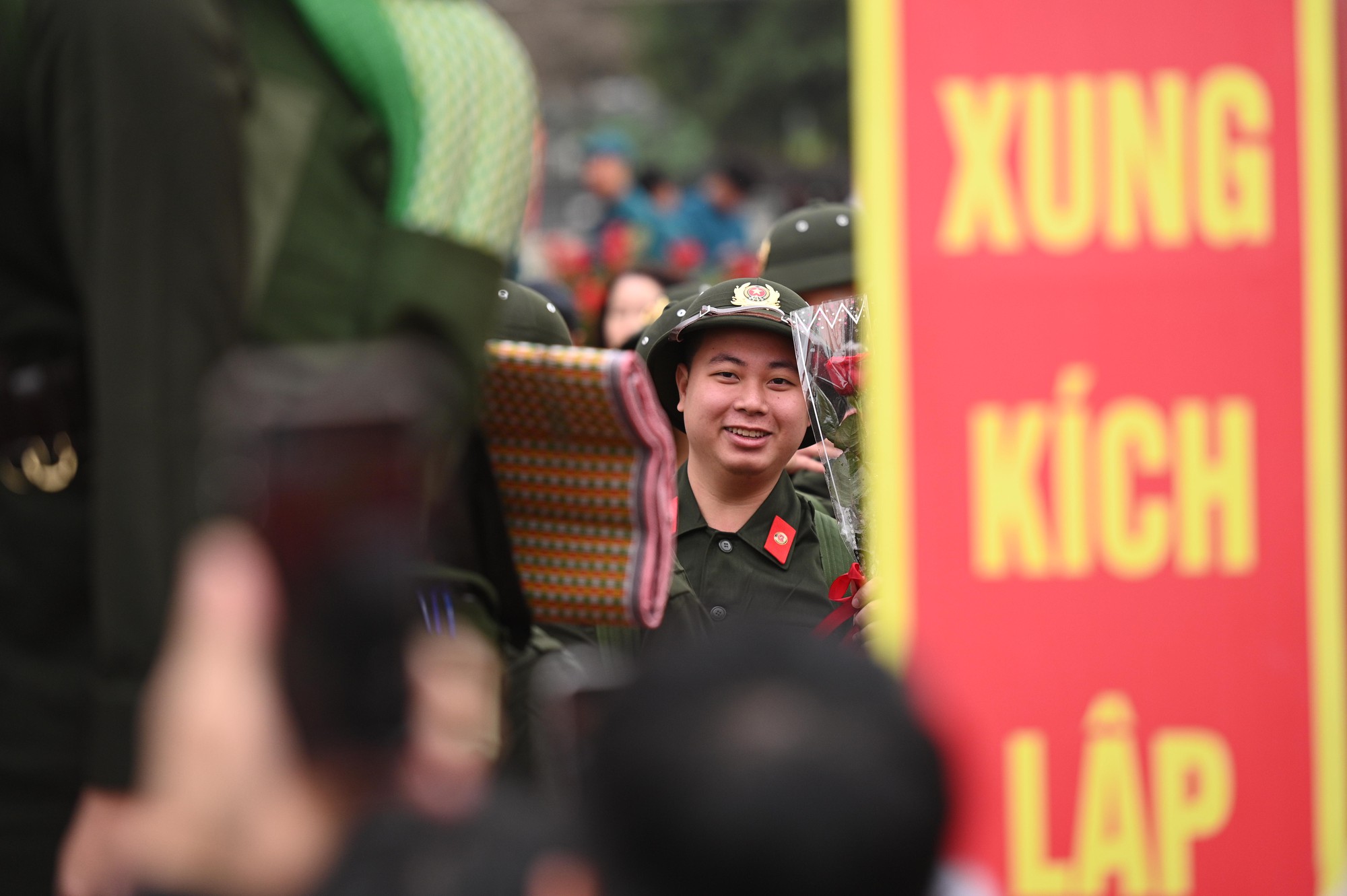 Những khoảnh khắc xúc động trong ngày hội tòng quân: Lá thư tay của mẹ và những cái ôm siết chặt tiếp thêm sức mạnh cho hàng nghìn tân binh- Ảnh 5.