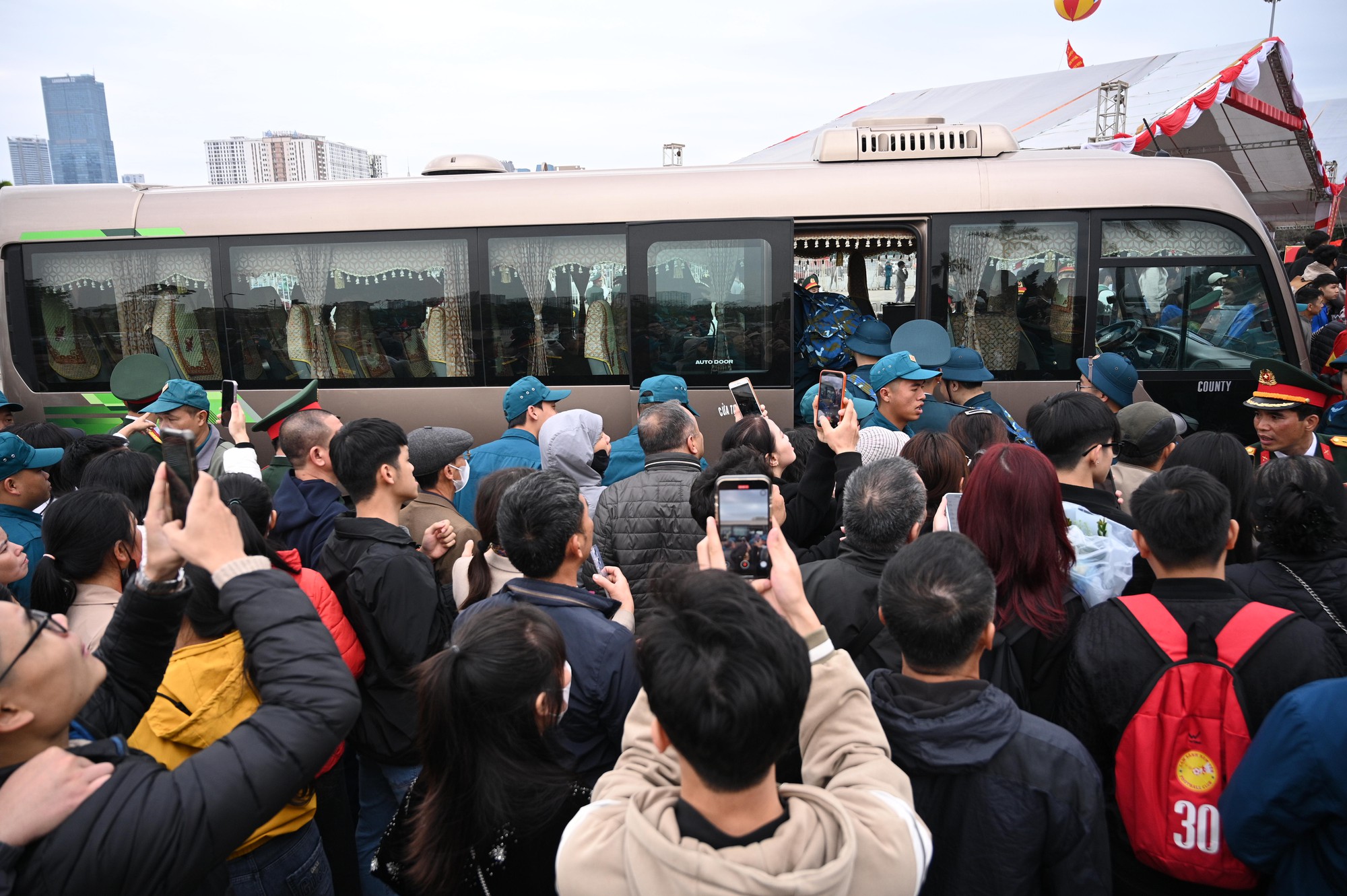 Những khoảnh khắc xúc động trong ngày hội tòng quân: Lá thư tay của mẹ và những cái ôm siết chặt tiếp thêm sức mạnh cho hàng nghìn tân binh- Ảnh 7.