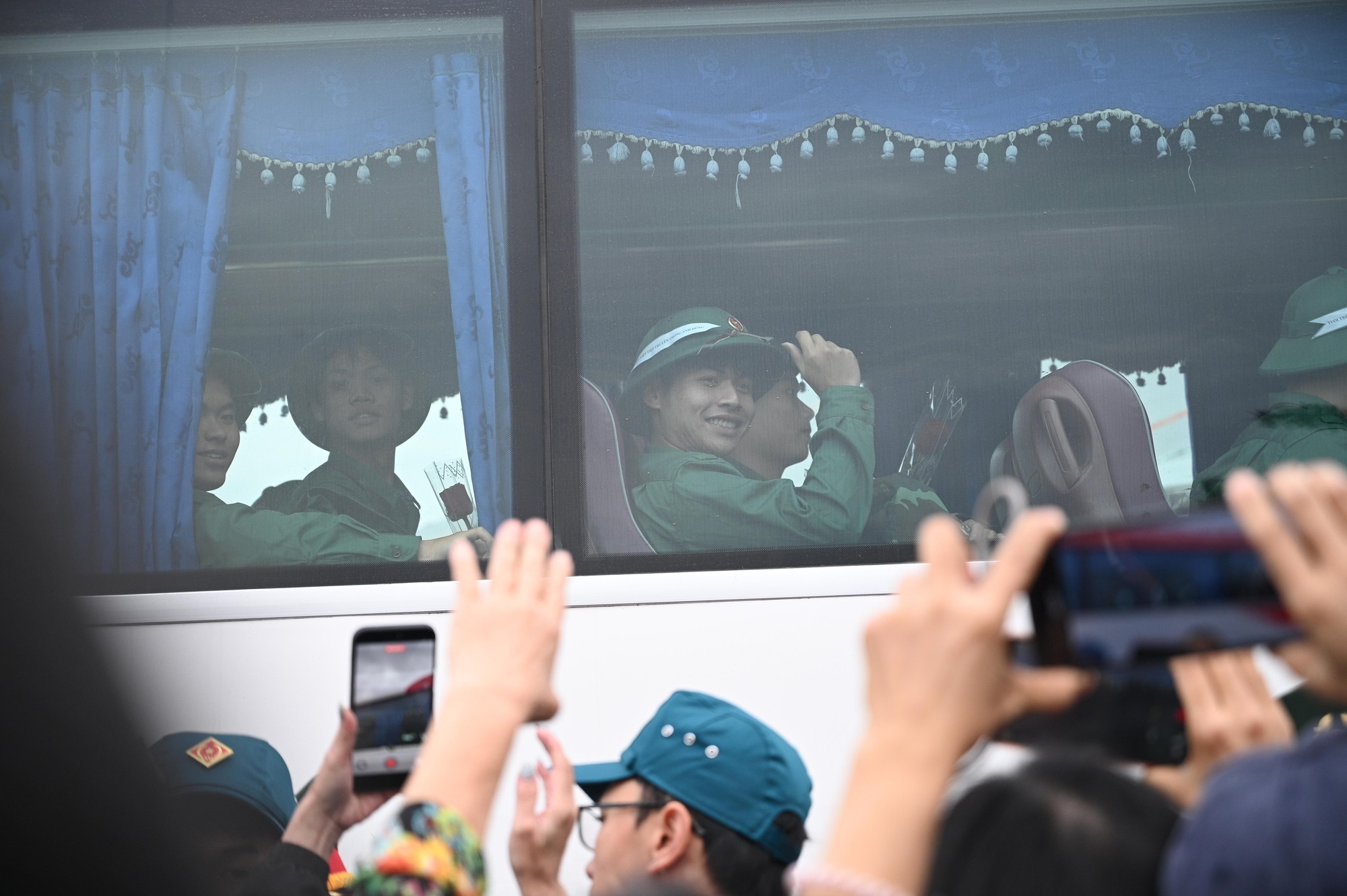 Những khoảnh khắc xúc động trong ngày hội tòng quân: Lá thư tay của mẹ và những cái ôm siết chặt tiếp thêm sức mạnh cho hàng nghìn tân binh- Ảnh 8.